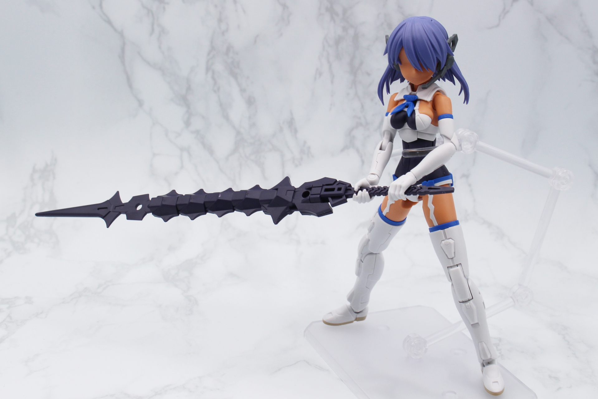 持ち手の柄を付けて大剣に、刃を引き出して曲げれば蛇腹剣のようになる