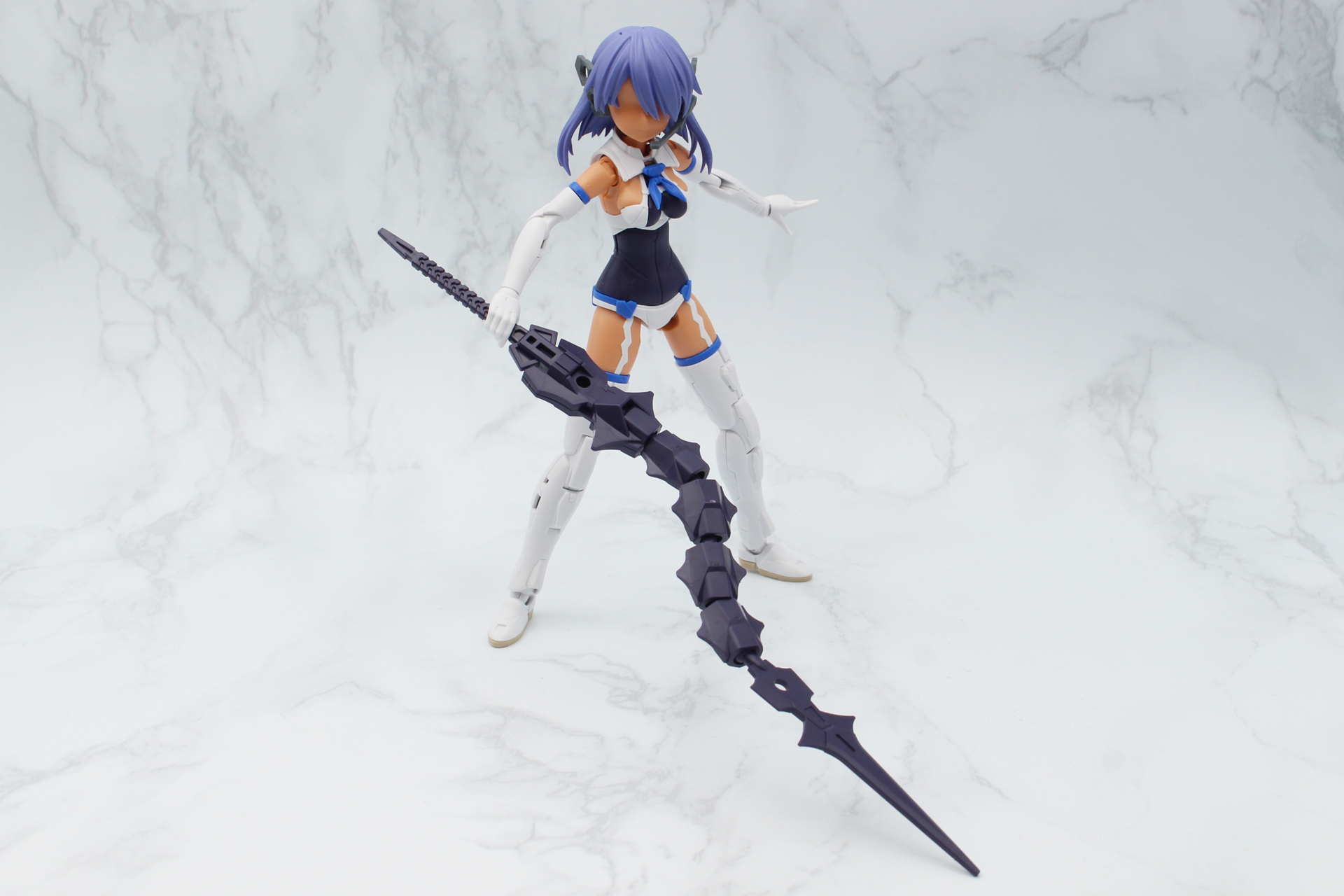 持ち手の柄を付けて大剣に、刃を引き出して曲げれば蛇腹剣のようになる