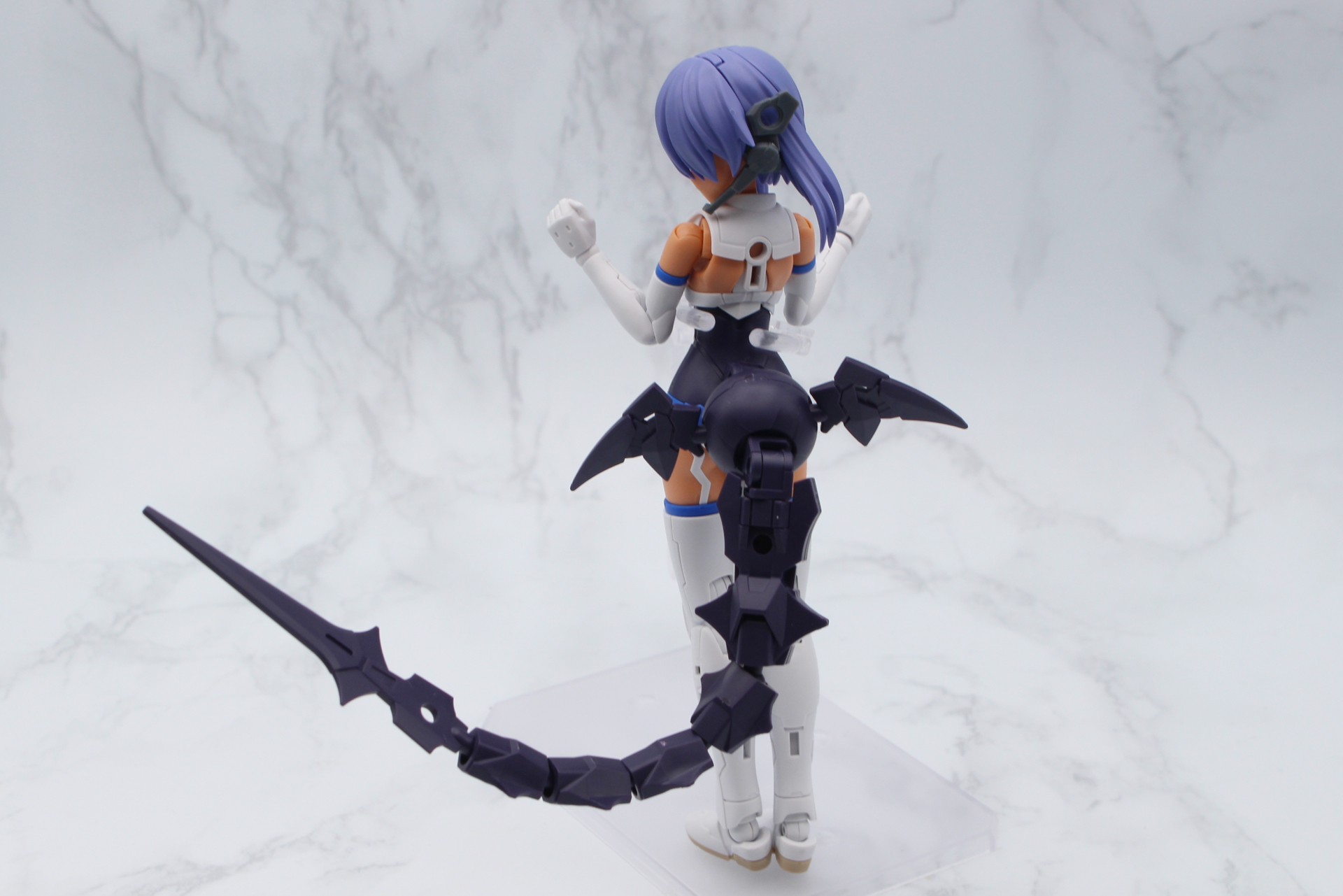 ジョイントで本体に取り付けて、尻尾アーマーが完成