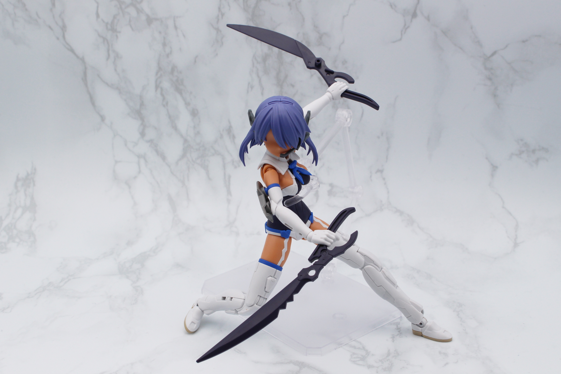 シスター本体の可動も優秀なので、武装があるとポージングが楽しくなる