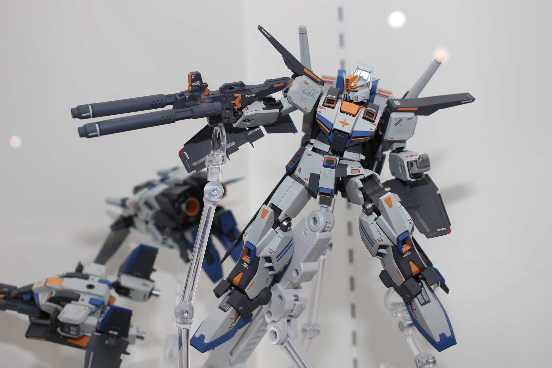 ライトグレーを主体としたカラーで、要所のイエローの映えている