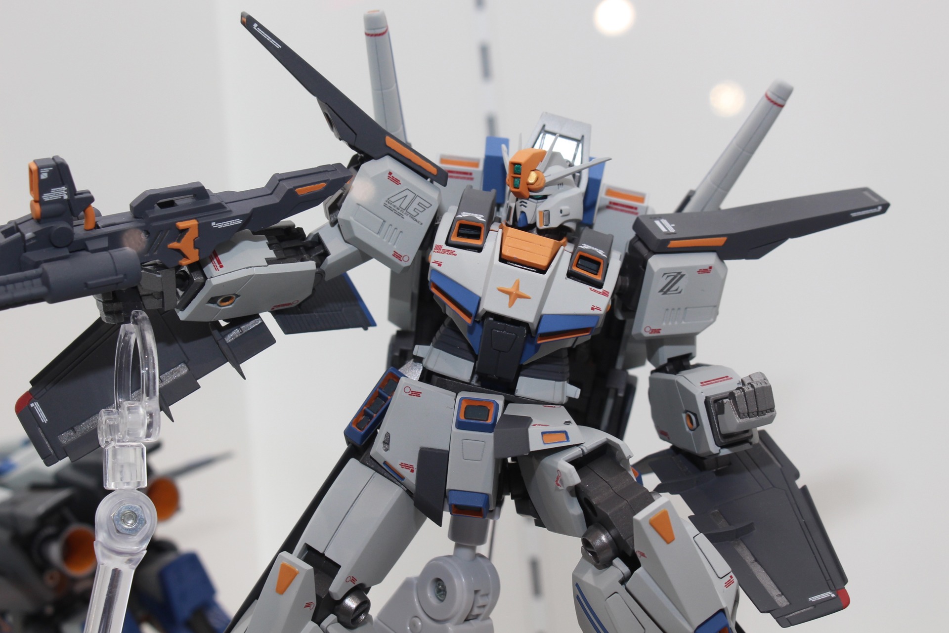 頭部のハイ・メガ・キャノンの射出口は見られず、胸部には連邦軍の星十字があるなど、印象は大きく異なる