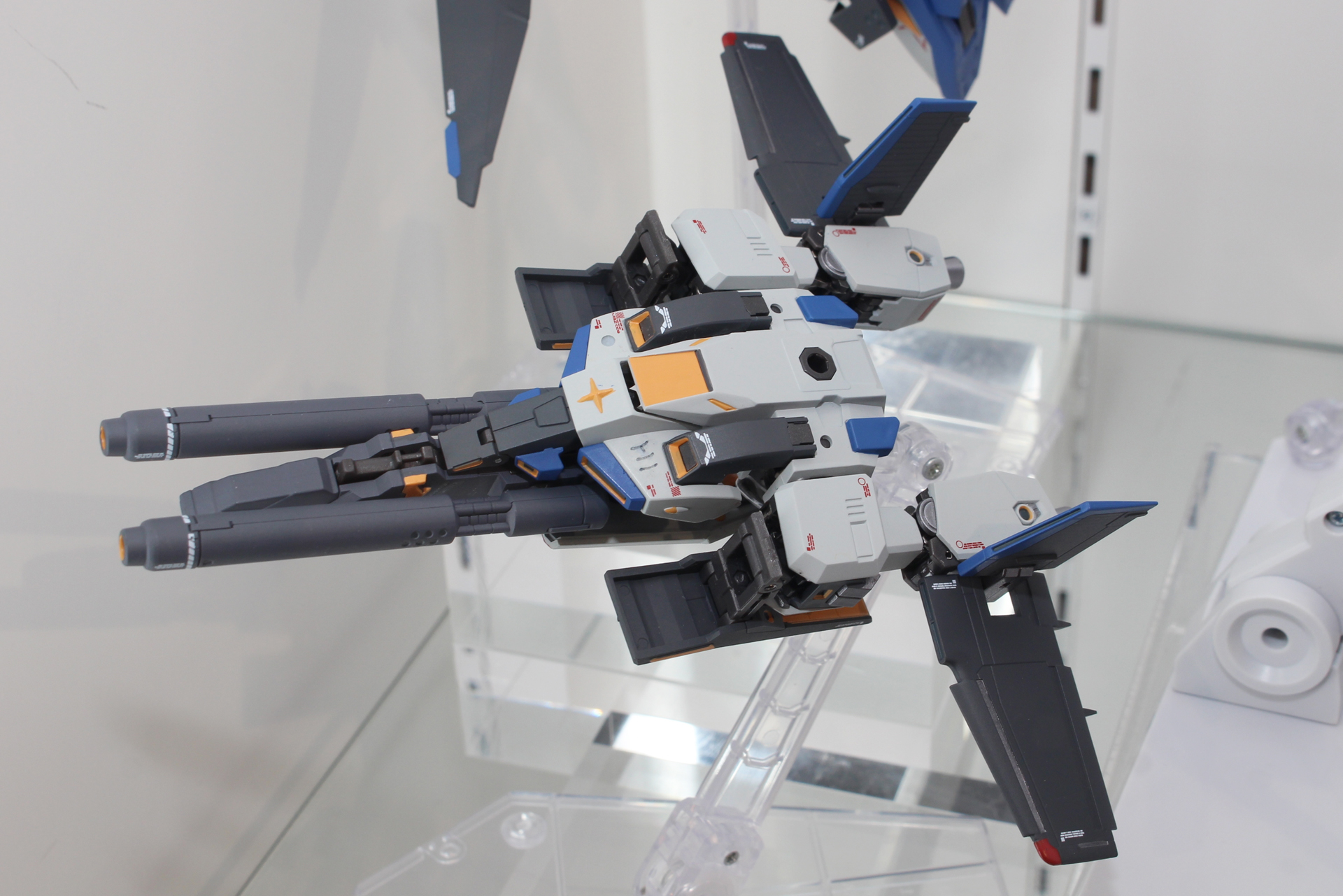 GトップO型。写真は武装のダブル・ビーム・ライフルとシールドを合体させた形状