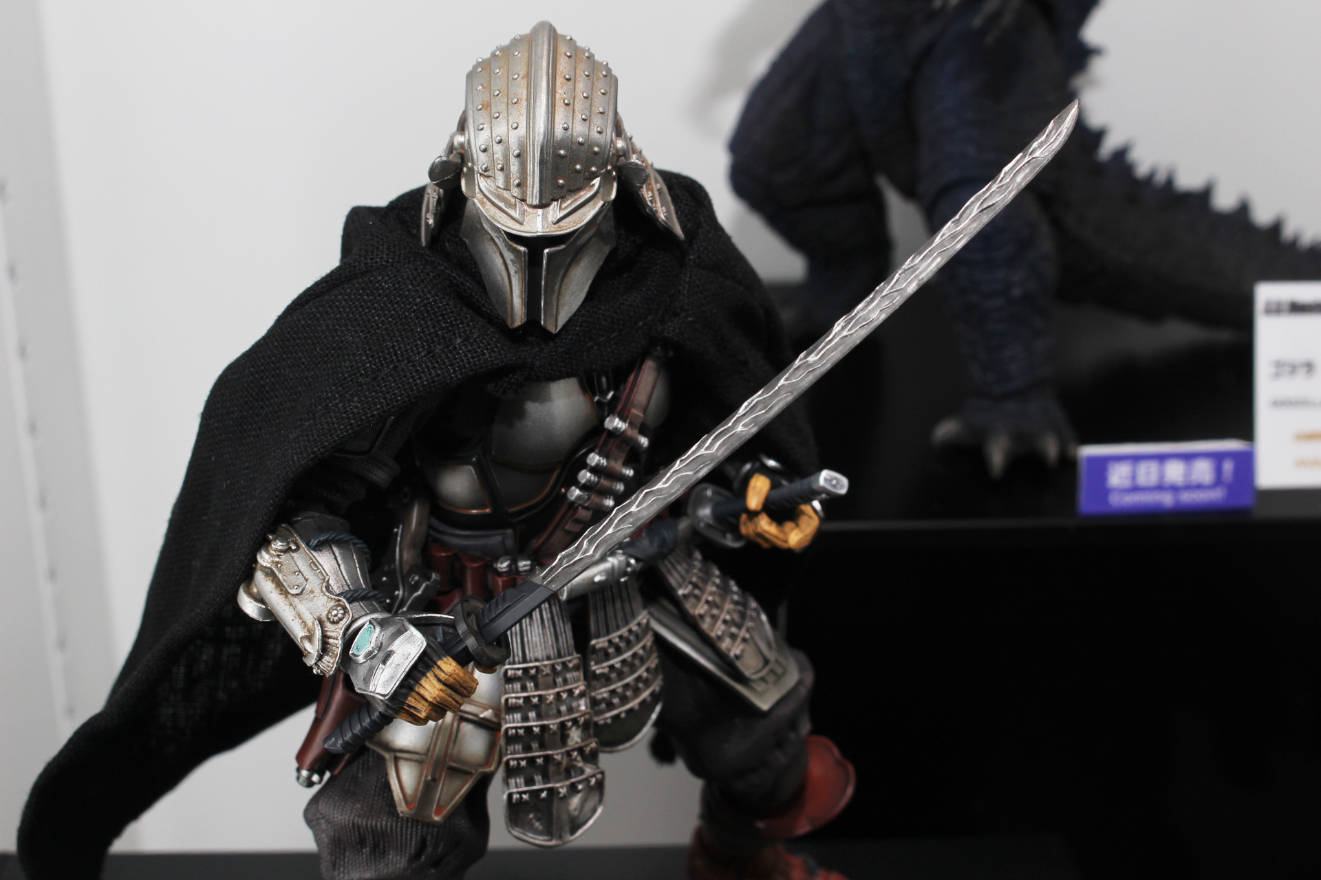 劇中同様の刃文があるダークセイバーは日本刀風に。通常の刀も付属する