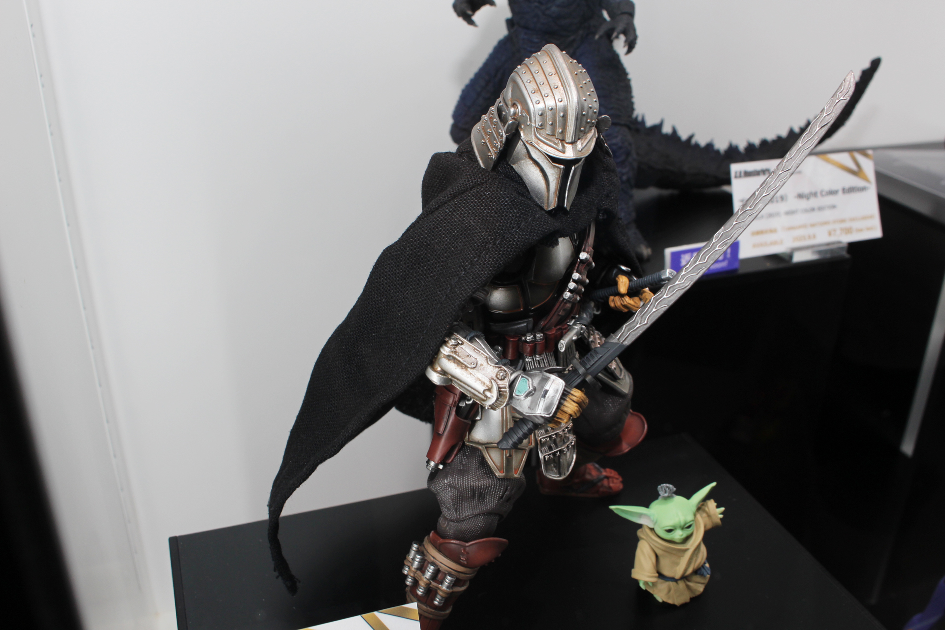 ポーズを付けやすい布製のマントも嬉しい