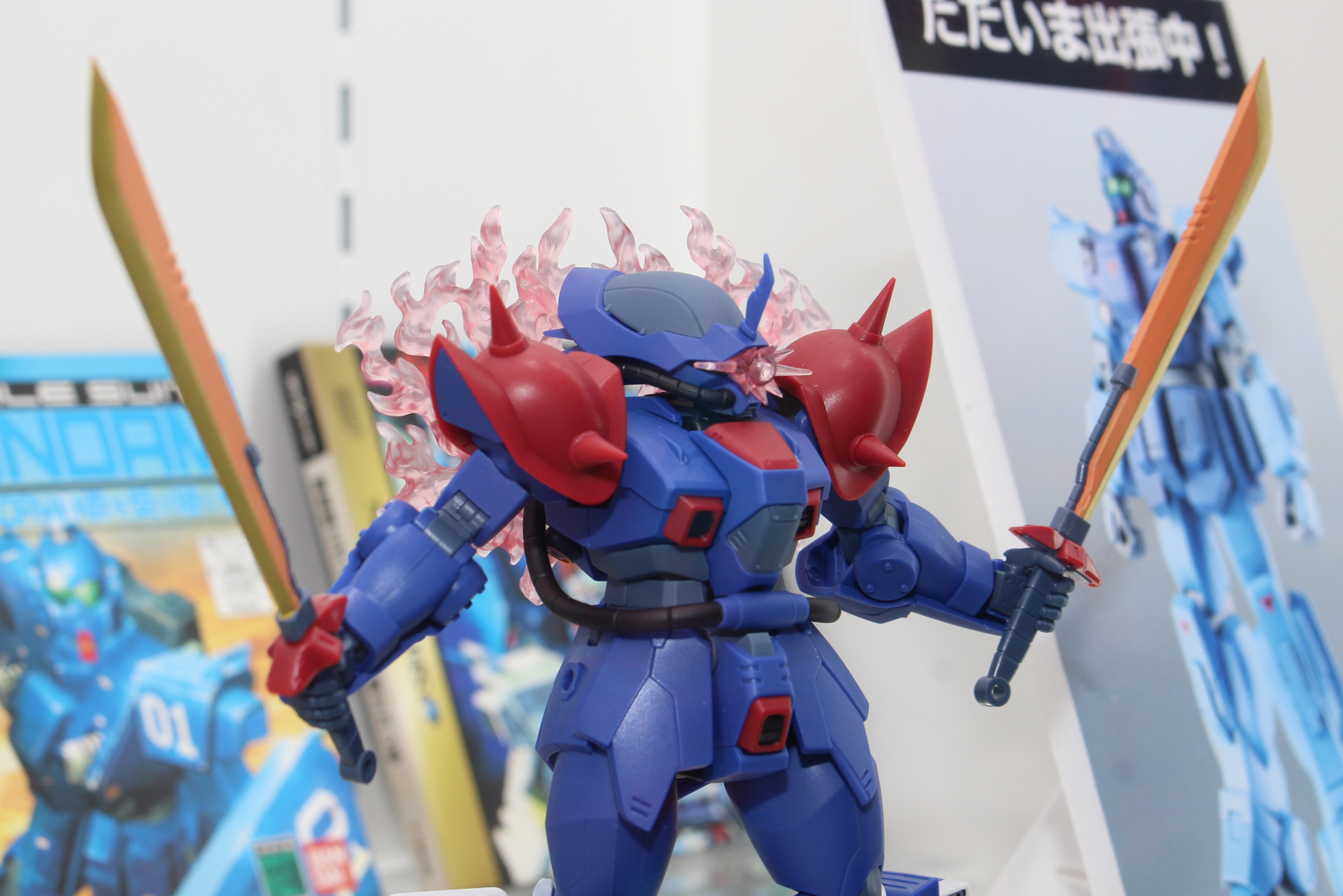 白兵戦用の武器にして、かまえたポーズが印象的な2本のヒート・サーベルは腰に装着も可能