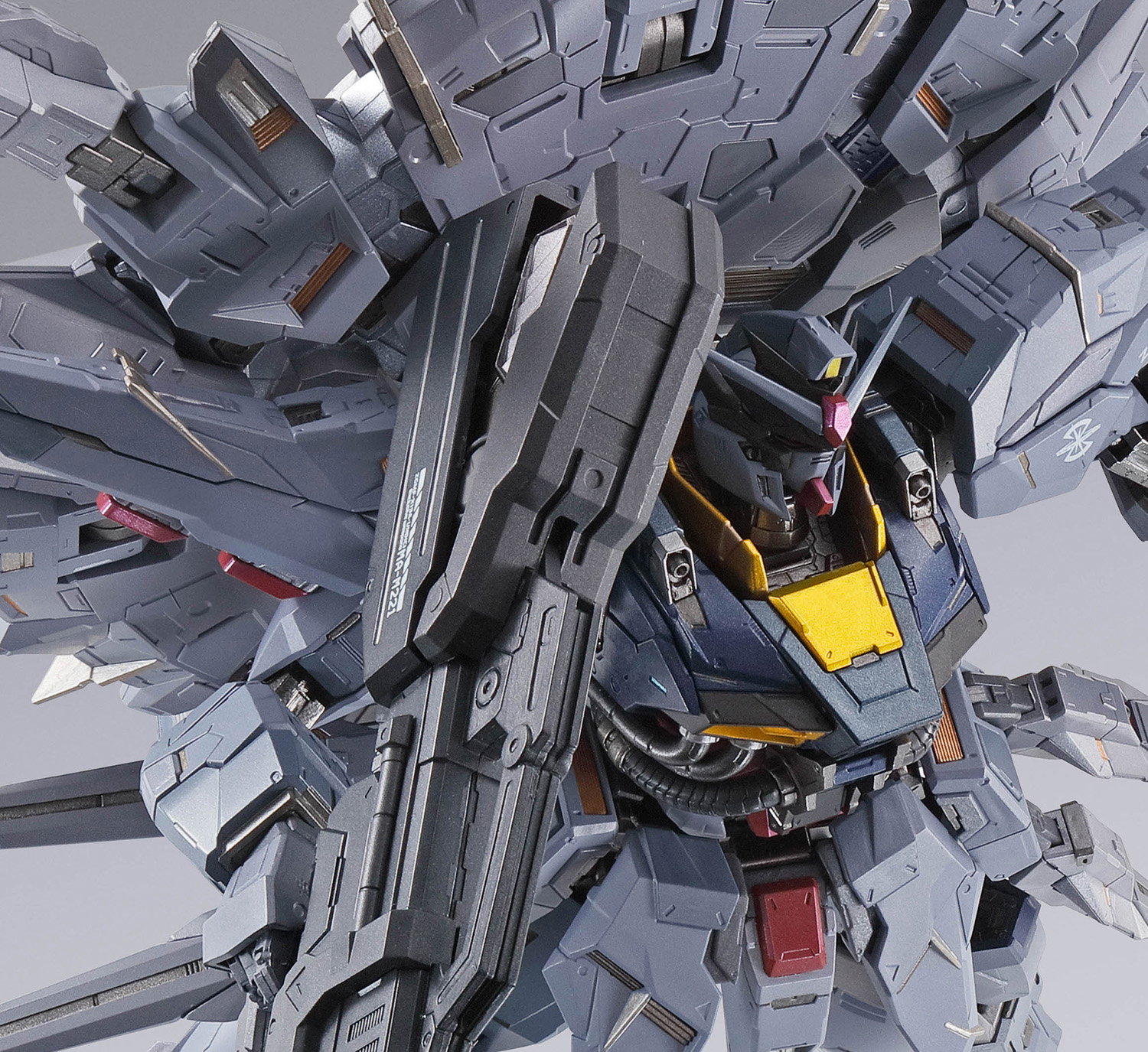 同じ色でも細かなグラデーション表現をいれる「METAL BUILD」シリーズ。本商品では劇中設定を汲み取った色彩にも注目だ