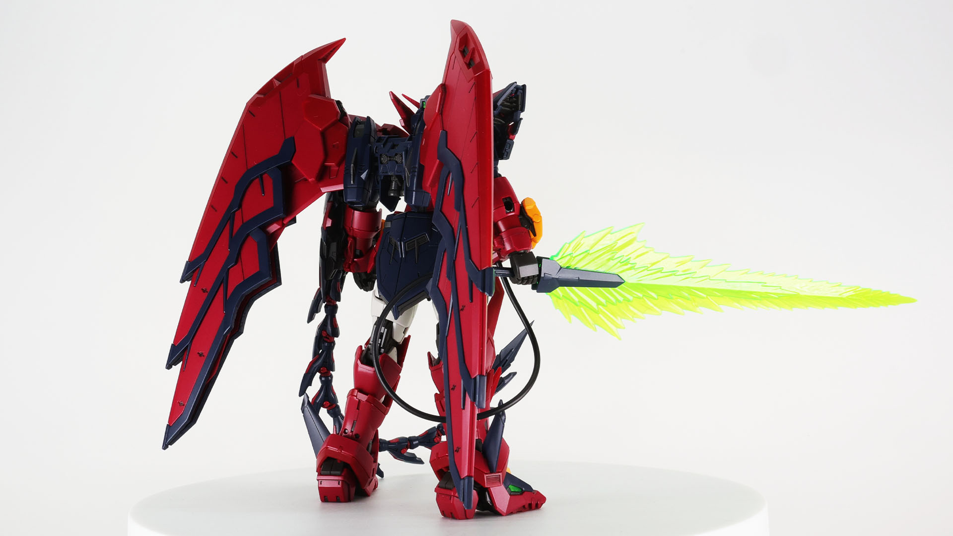 巨大なウイングと変形機構からウイングガンダムが主なベースと思われます