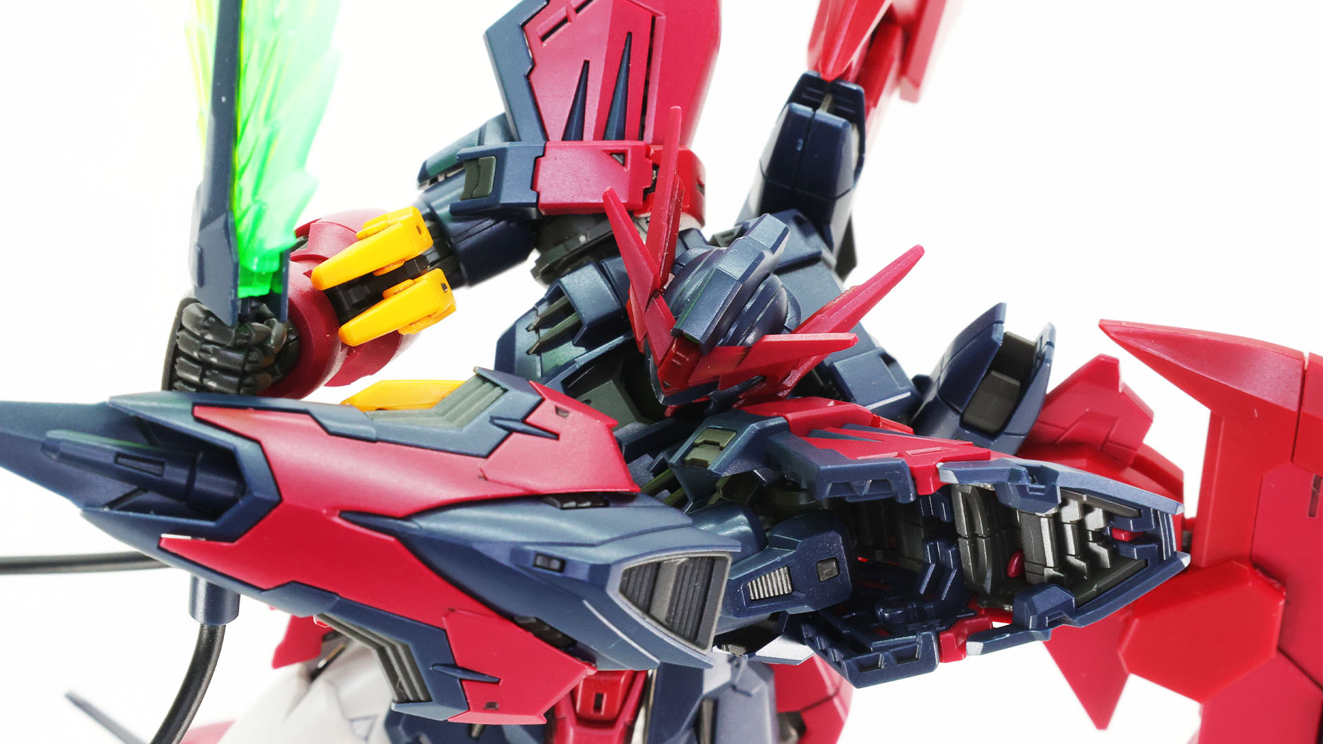 肩アーマー内部にはとんでもないディテールが！
