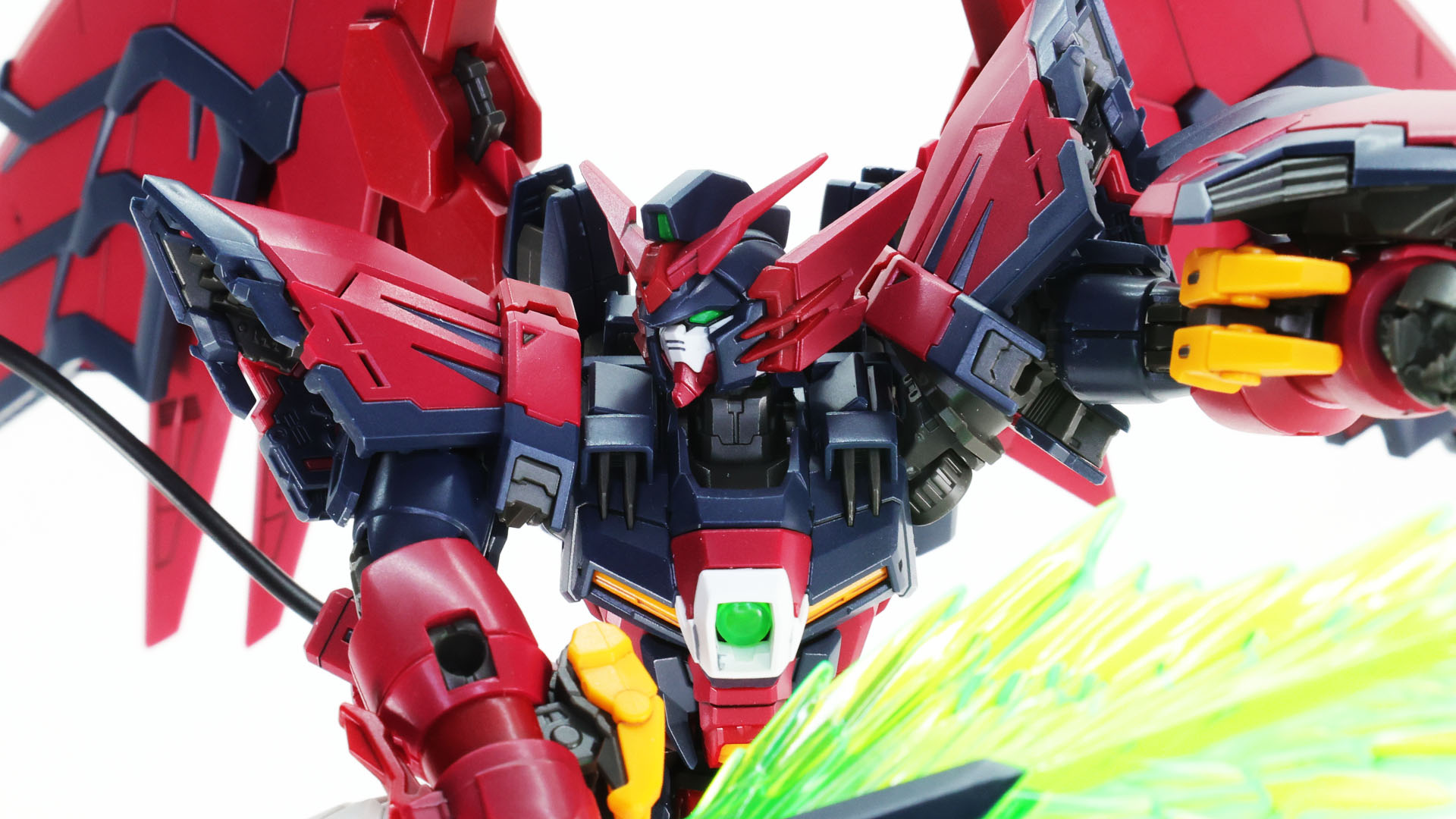 頭部側面の複雑な色分けをも再現しています