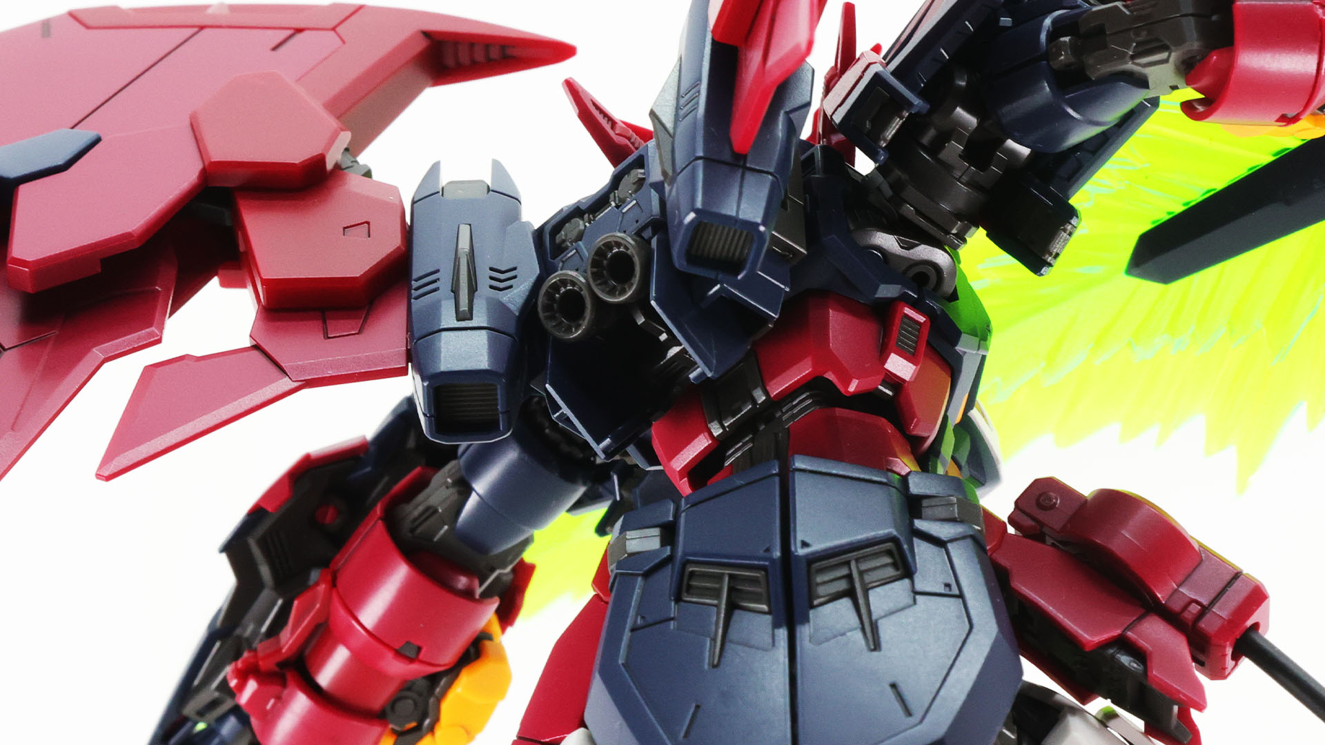 腰部リアアーマーと上半身との角度の違いに注目！かなりの可動性能が感じられます