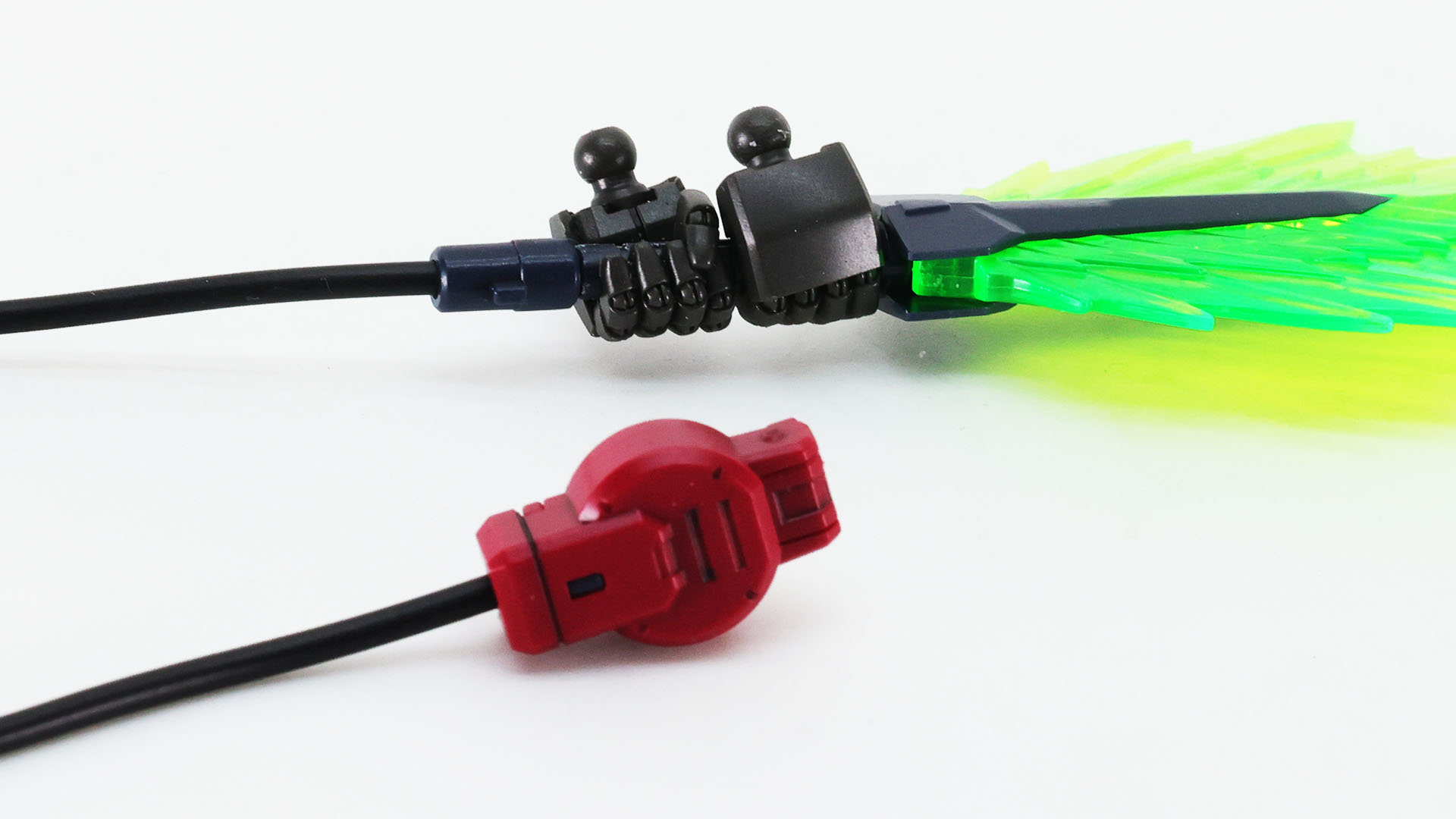 基部は開閉機構を持っていて、エネルギーケーブルか……