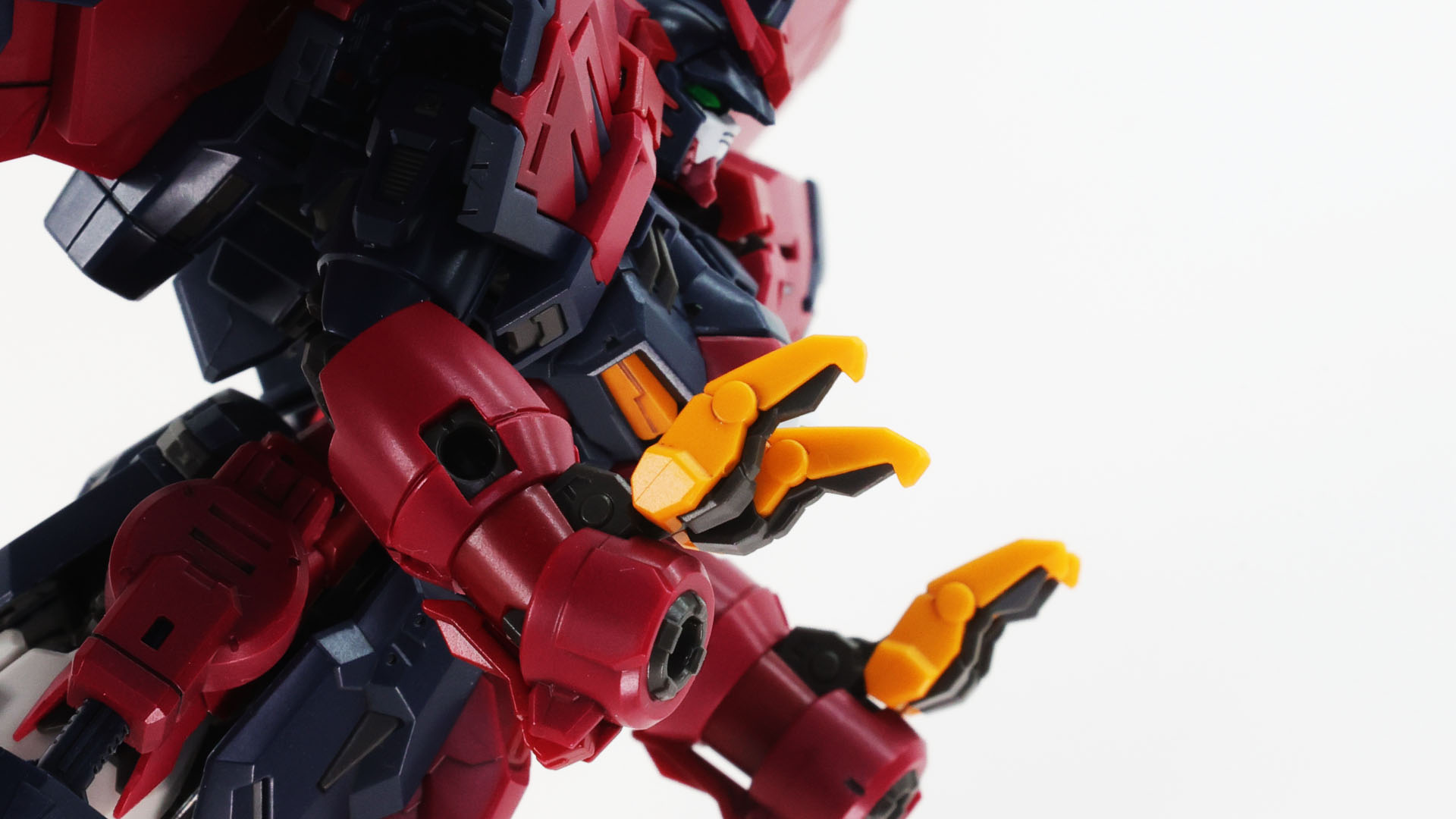 ハンドを収納（キットでは取り外します）して前腕の黄色のツメを起こします