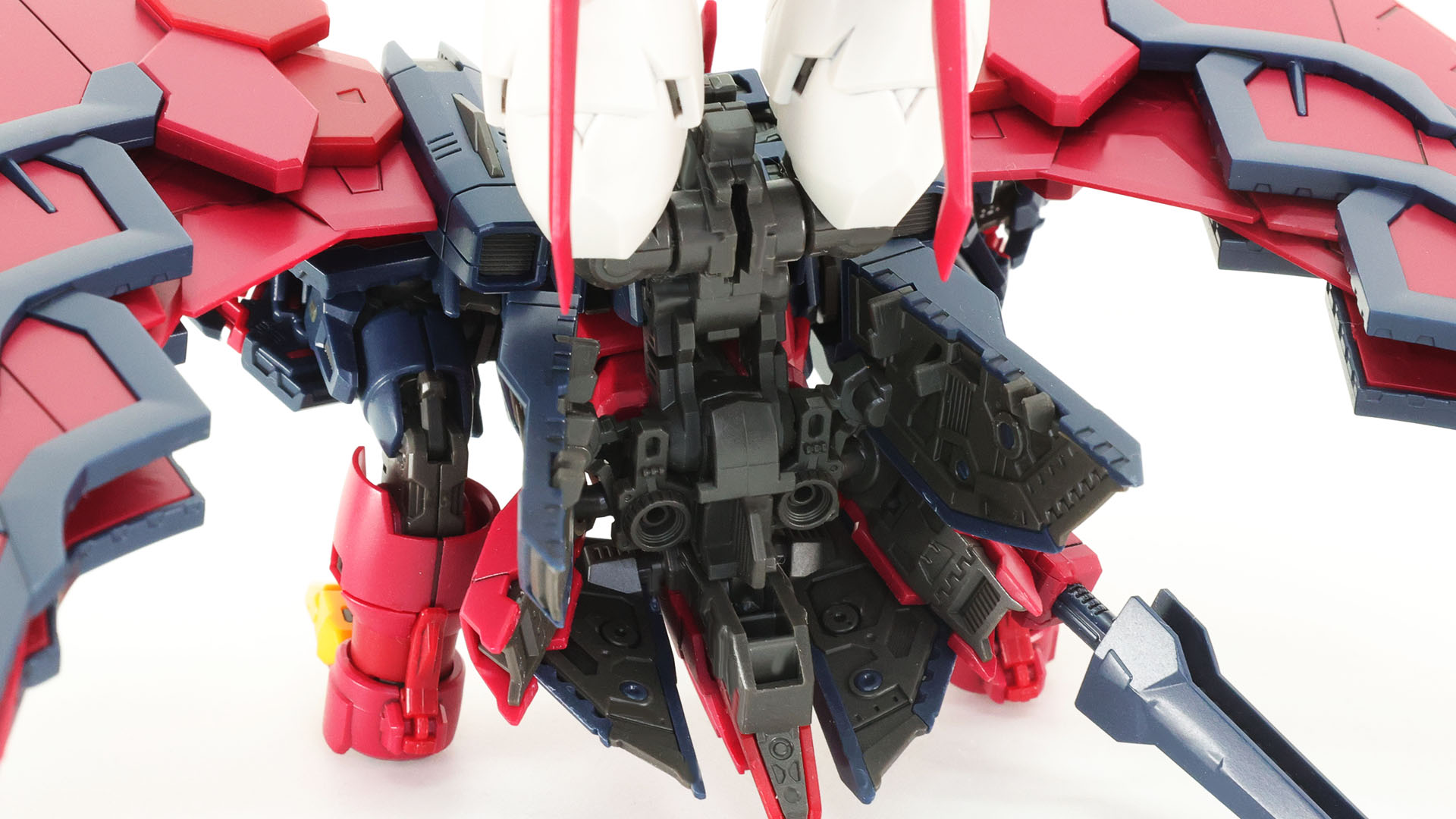 股間部以下をぐいっと持ち上げると中に推進用ノズルが見えるスーパーディテールを確認できます