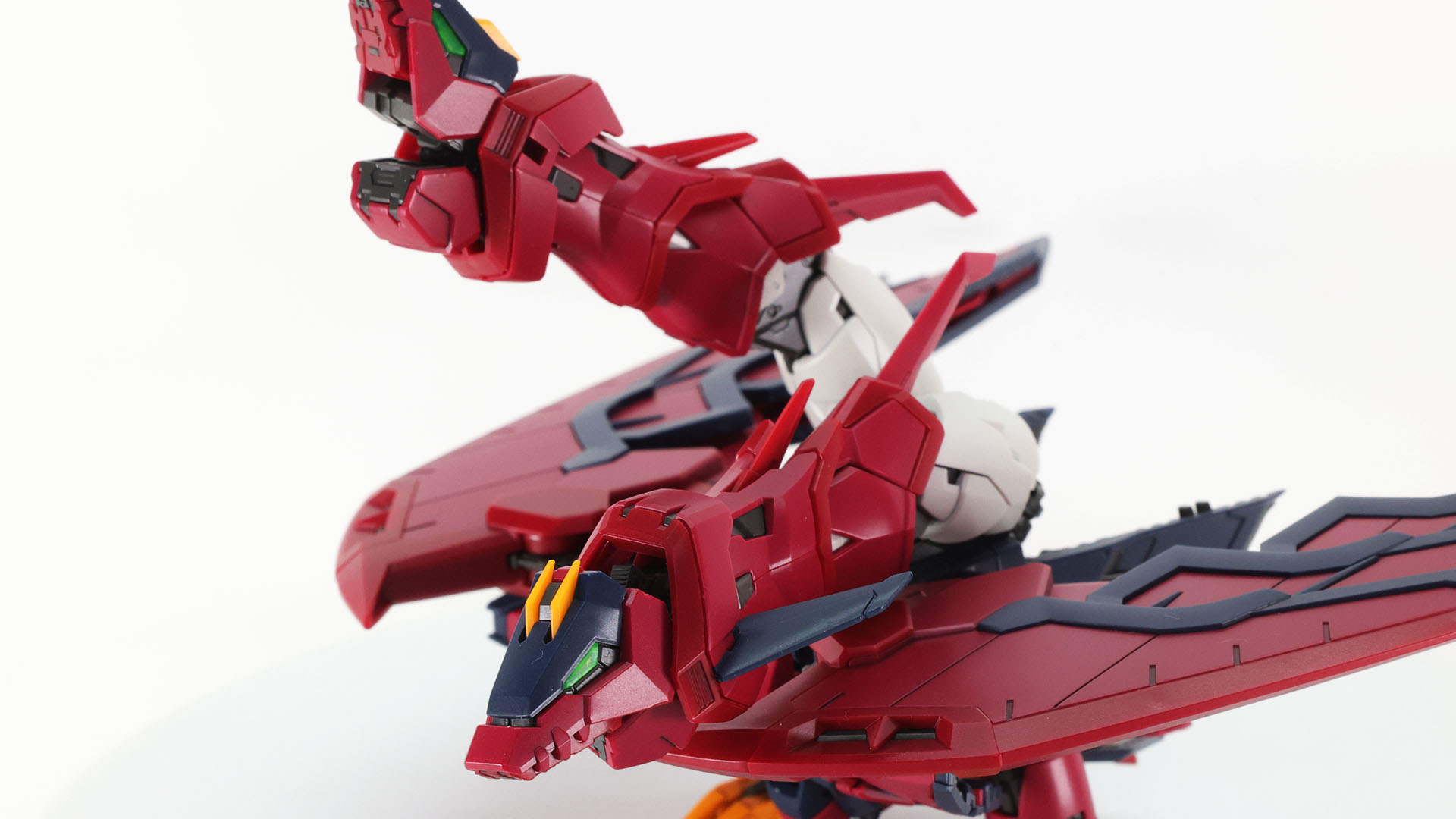 そのまま脚部を前方へ折り曲げていきます