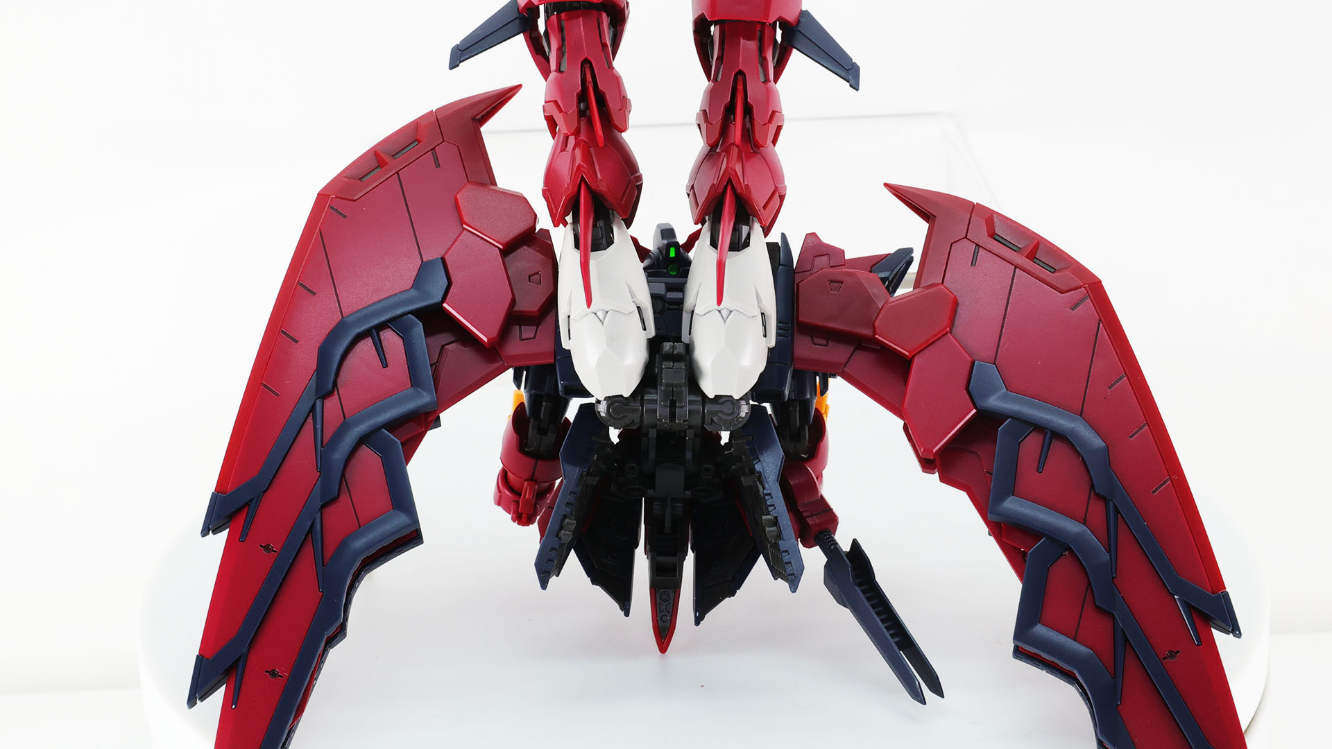 ウイングはMS形態（向かって左の状態）とMA形態（向かって右の状態）で位置が違います。ですがここはポージングやイメージ優先でもカッコイイ方向で決めてもよろしいかと思います