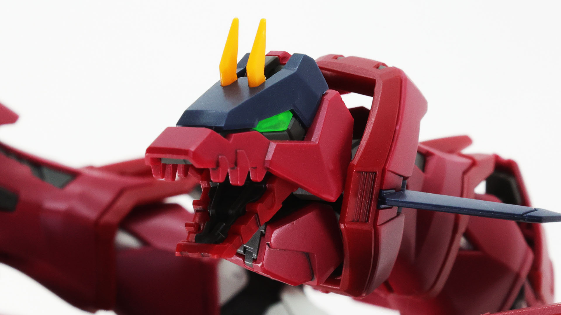 ウイングガンダムと違い、頭部は通常の位置にあります