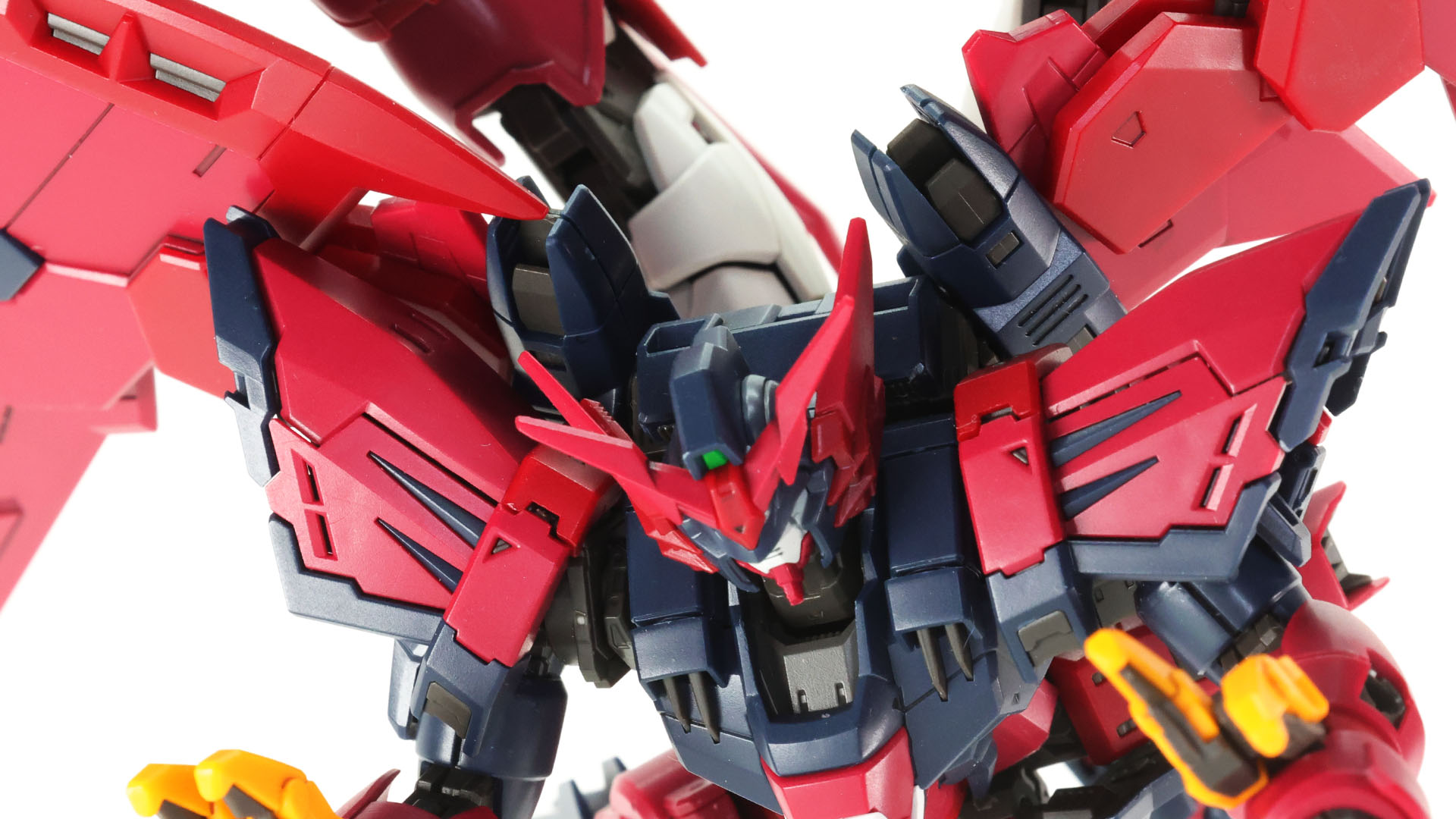 ウイングガンダムと違い、頭部は通常の位置にあります