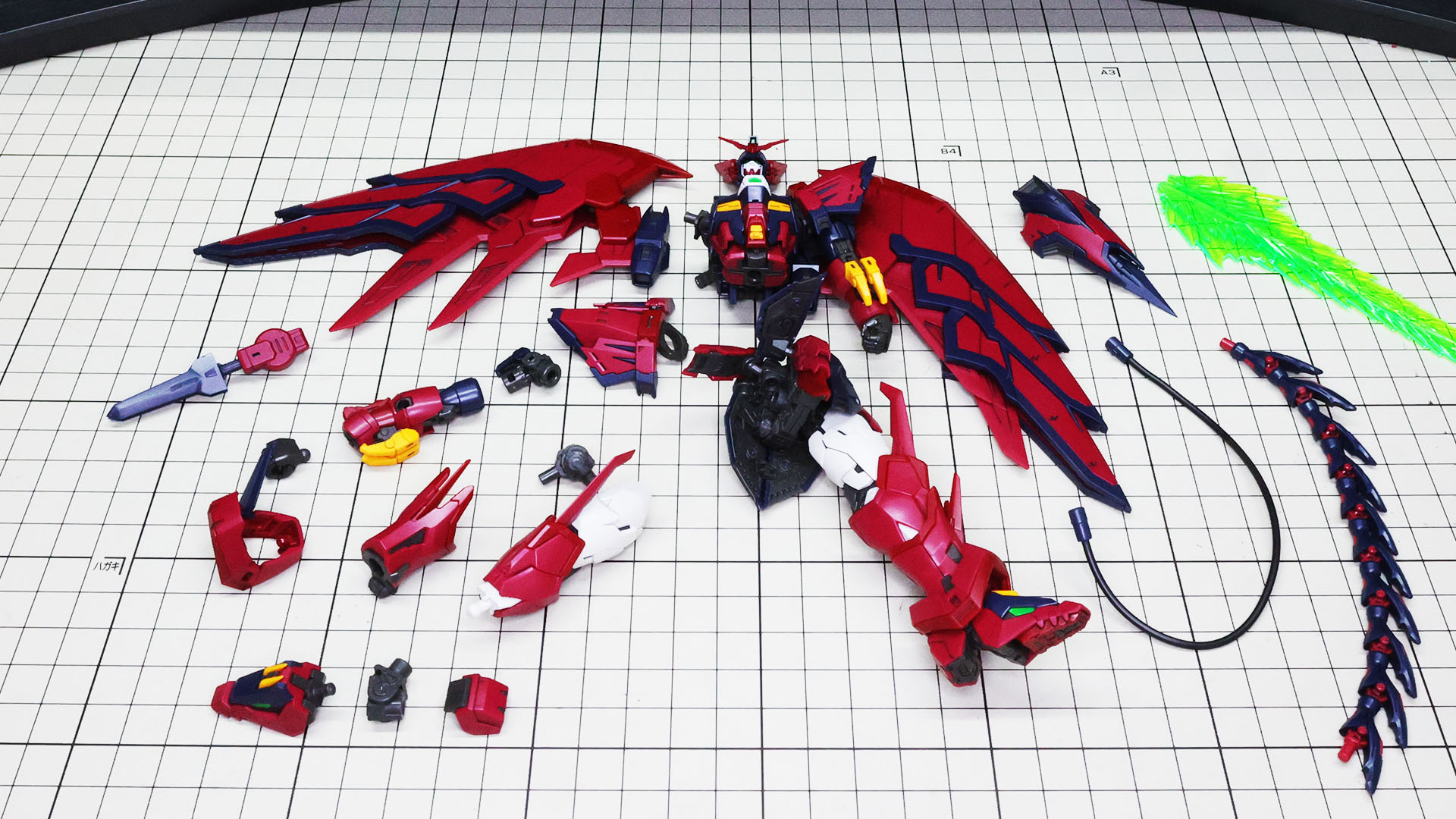 主に右半身を分解してみました。RGシリーズならではの細かいカラー分けをパーツ割りで実現しています