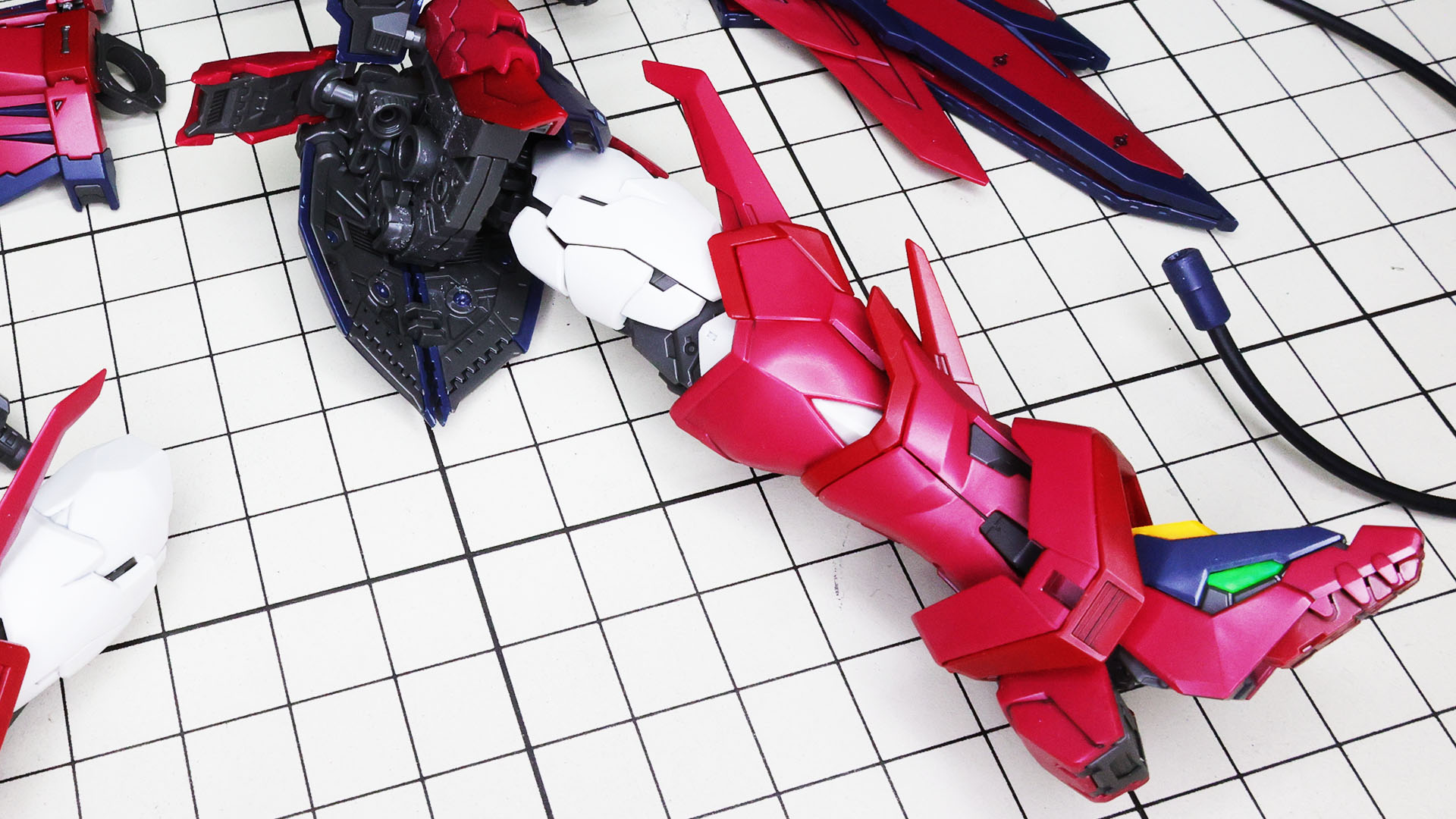 注目の腰部以下、脚部もとてつもない密度で構成されています