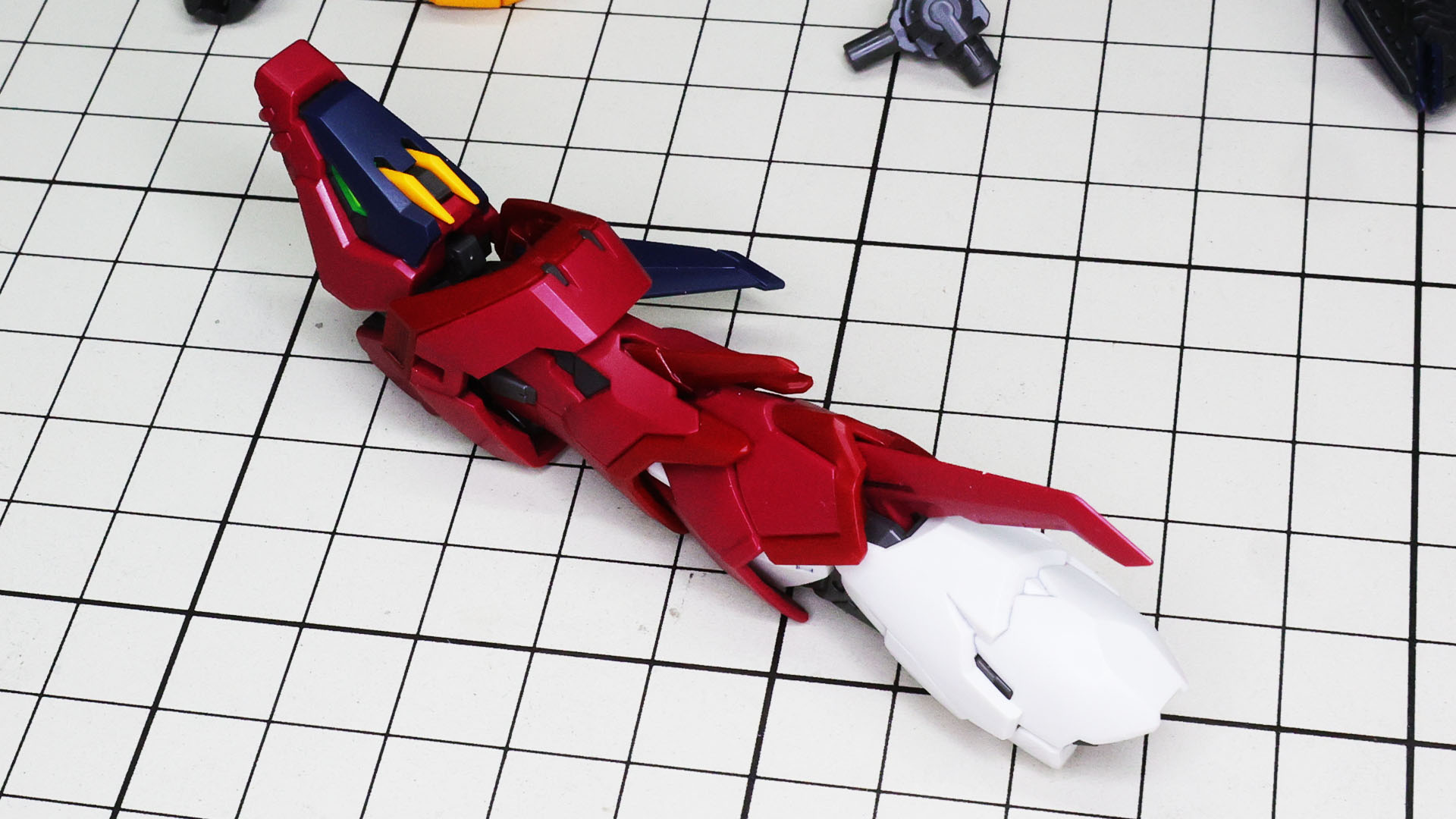 大腿部と股関節部はストッパー付きの軸で接続され、抜けにくくなります