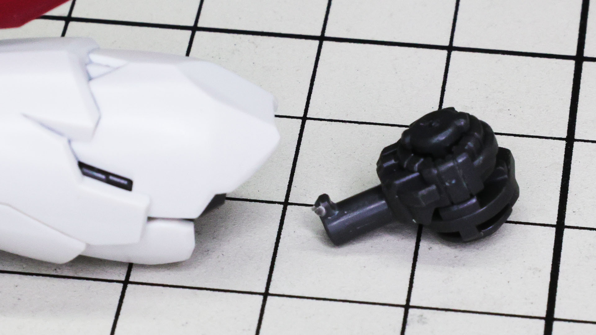 大腿部と股関節部はストッパー付きの軸で接続され、抜けにくくなります