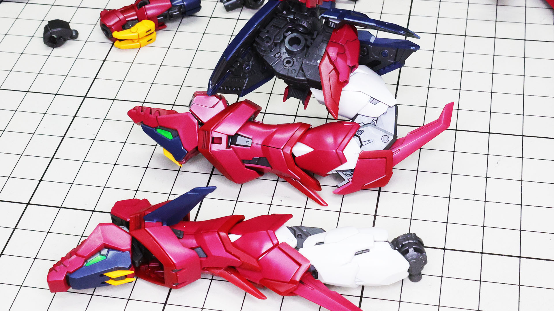 膝関節も多数のギミックを仕込みつつ大きく可動！