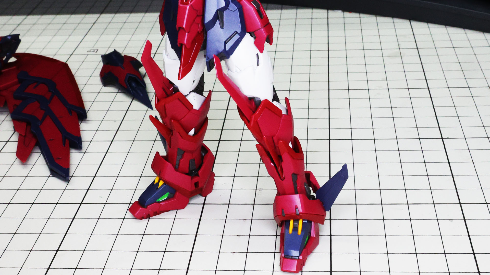 脛部が若干曲がることでしなやかでありつつ自然な曲がりを表現でき、MA形態での双頭の表情付けにも寄与します