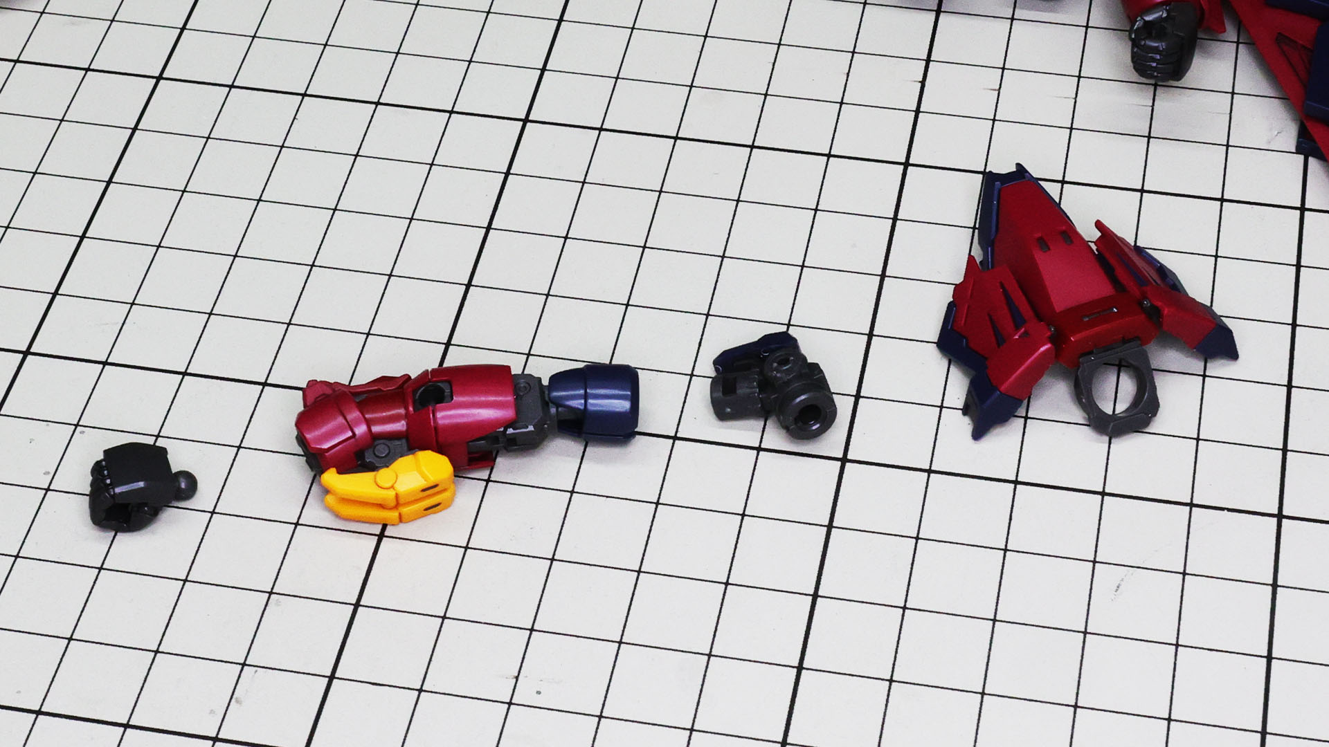 腕部も細かいパーツ分けでありながらカッチリとした印象、肩アーマーも大きく動き可動を妨げません