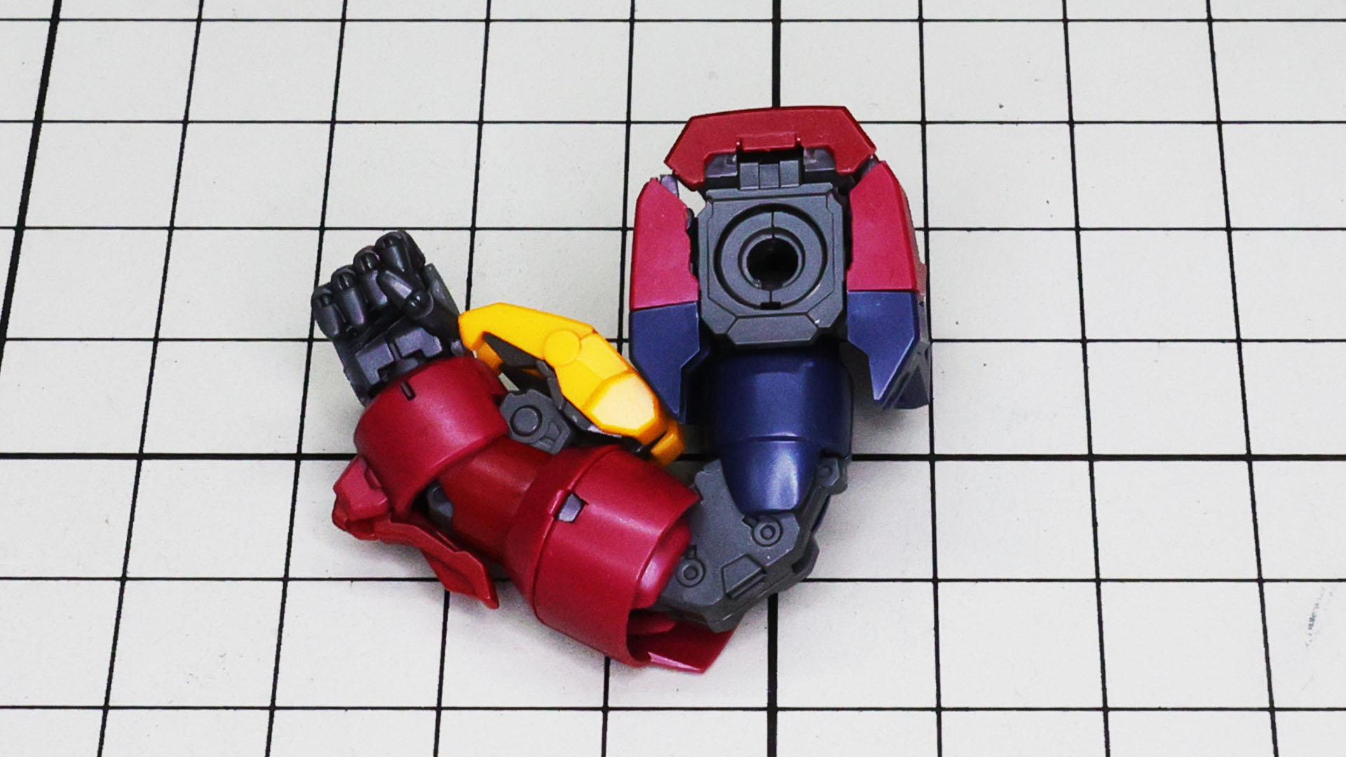 肩の軸にもストッパーがあり、腕部は上を向かせた状態で取り付けます