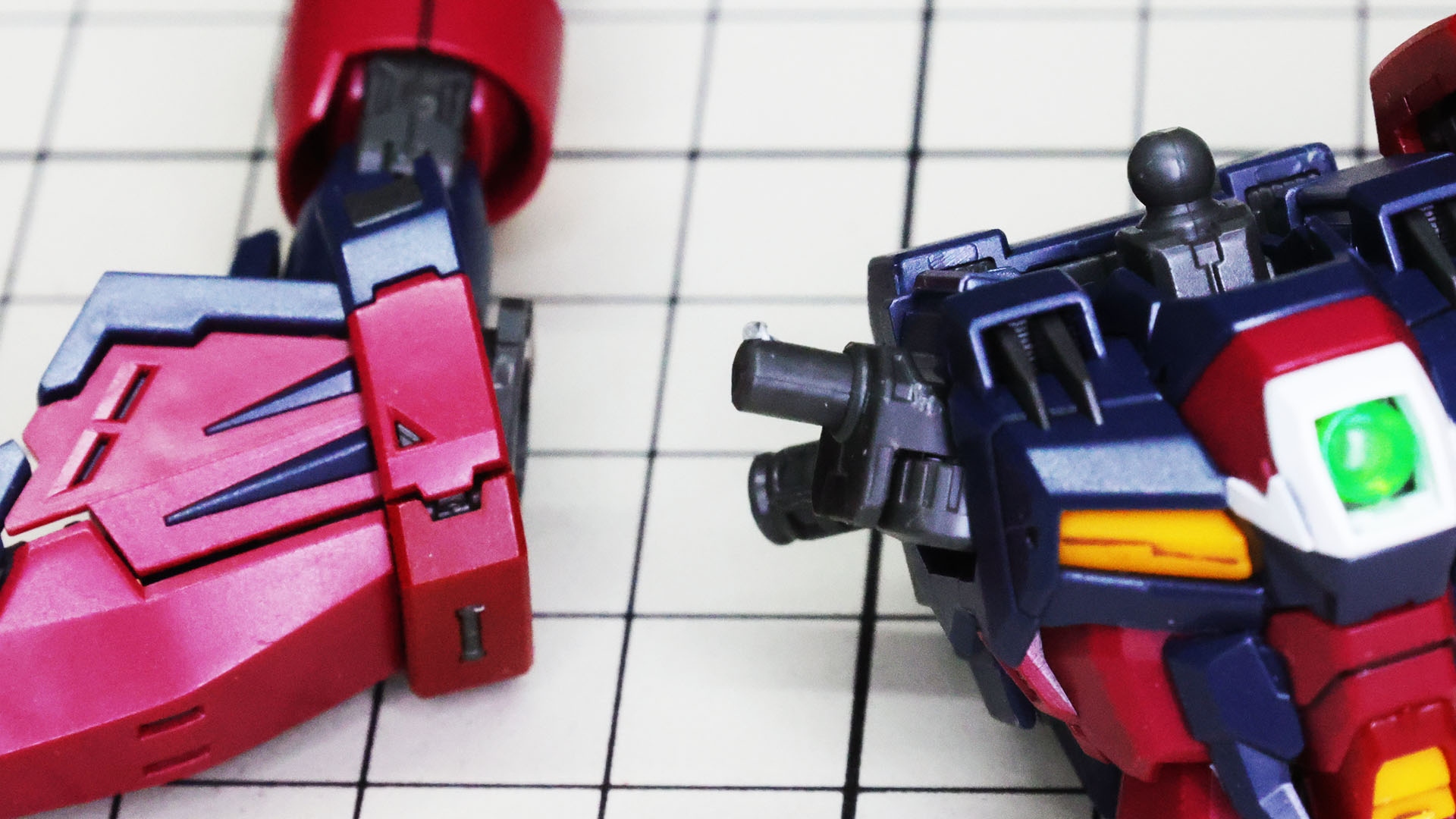 肩の軸にもストッパーがあり、腕部は上を向かせた状態で取り付けます