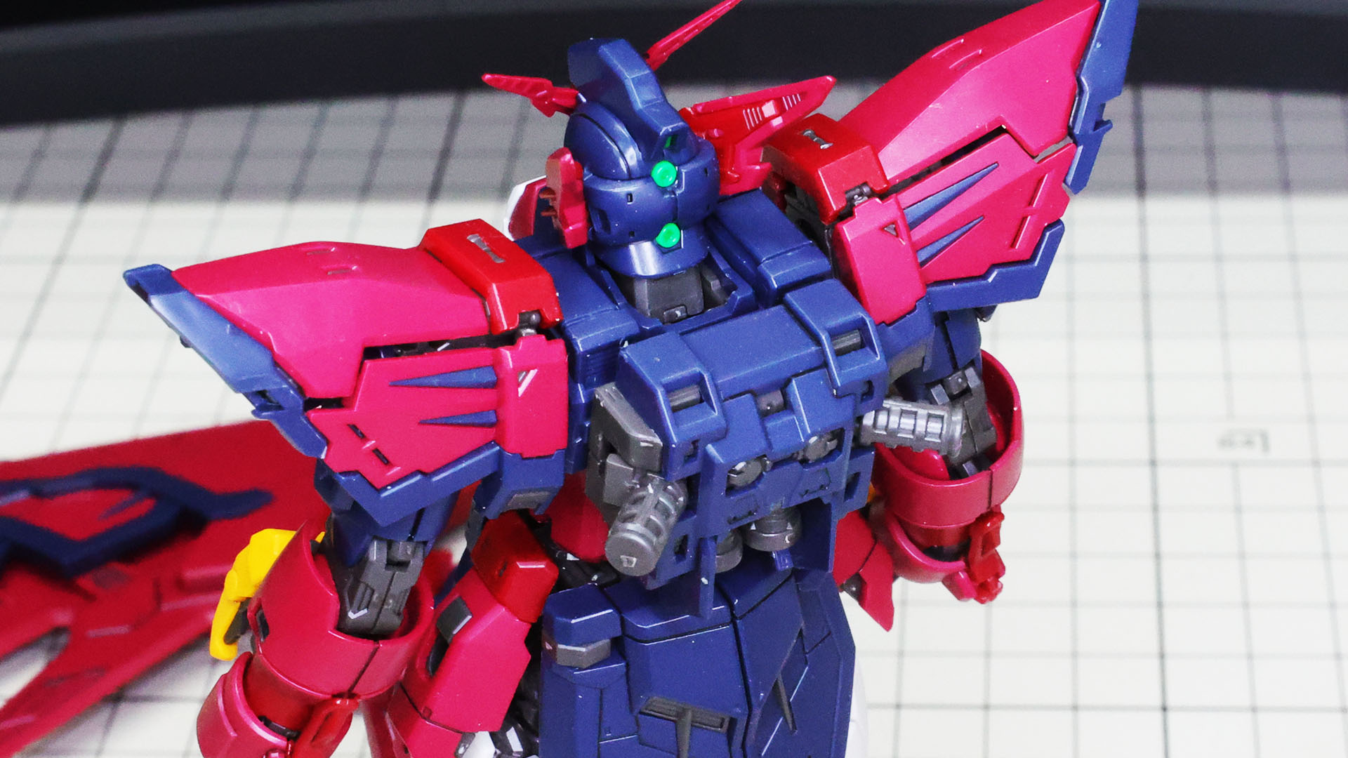 バックパックには大型の羽根を接続できる太めの軸があります