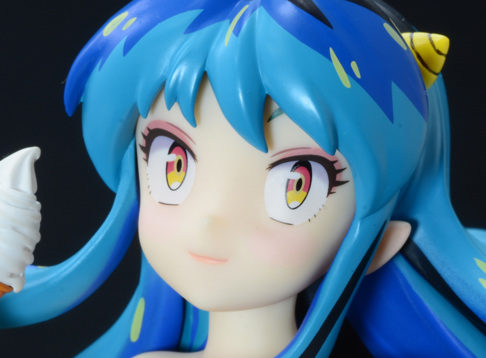 顔のアップ。目の縁はつり上がっておりアイシャドウもしっかり描かれている。マンガ版は元々はきつい顔立ちだったが、連載が続く中でどんどんかわいらしくなっていった。頬のチークもかわいらしい
