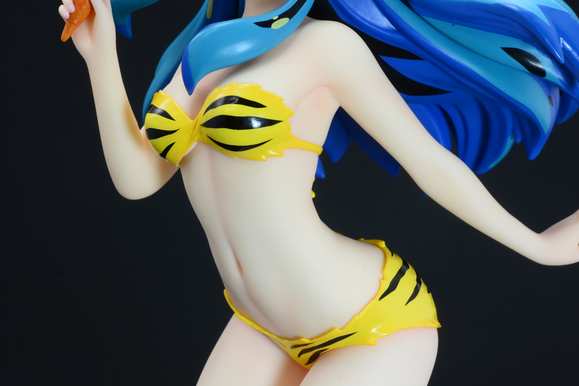 セクシーさとかわいらしさを併せ持つボディ。プロポーションは昨今のフィギュアに比べ凹凸は少ないボリュームだが、逆に年頃の女の子っぽい生っぽさがある