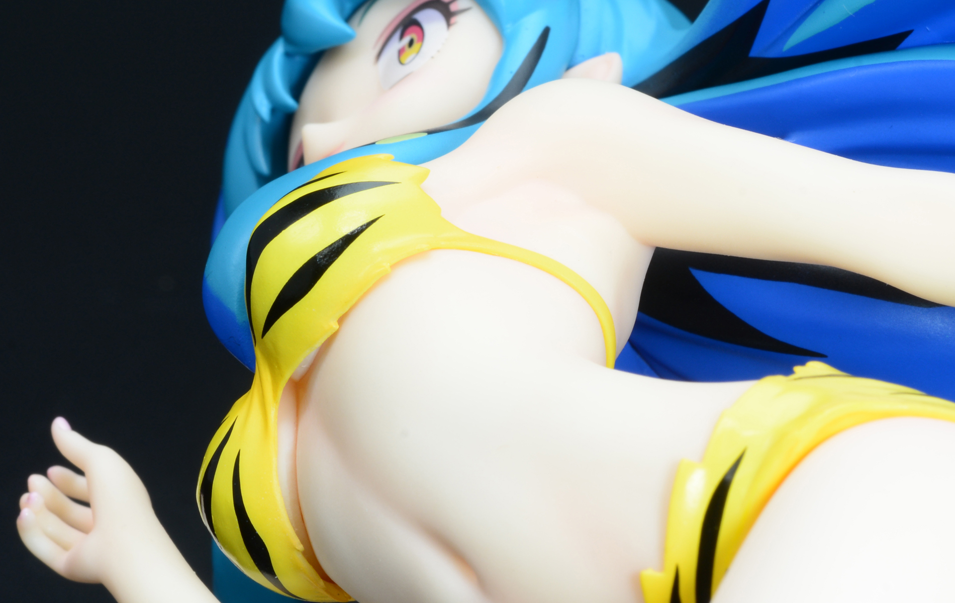 左脇の部分はこのフィギュアの注目ポイントだろう。照明でわかりにくいが、薄くピンクの塗装がされている