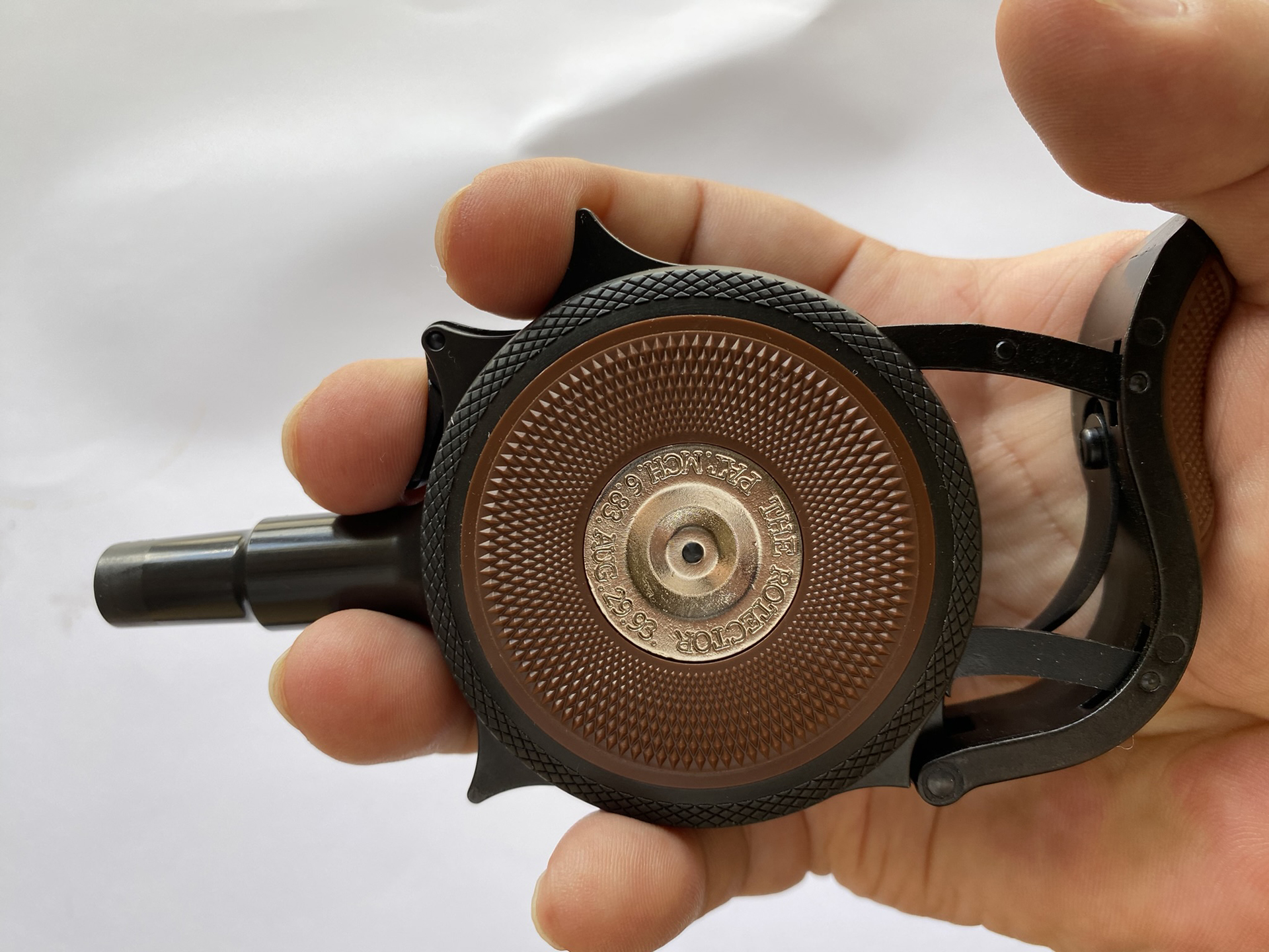 銃口先端から握りまで全長13cm。手の中に握り込み、指の間から銃口を出して射撃する