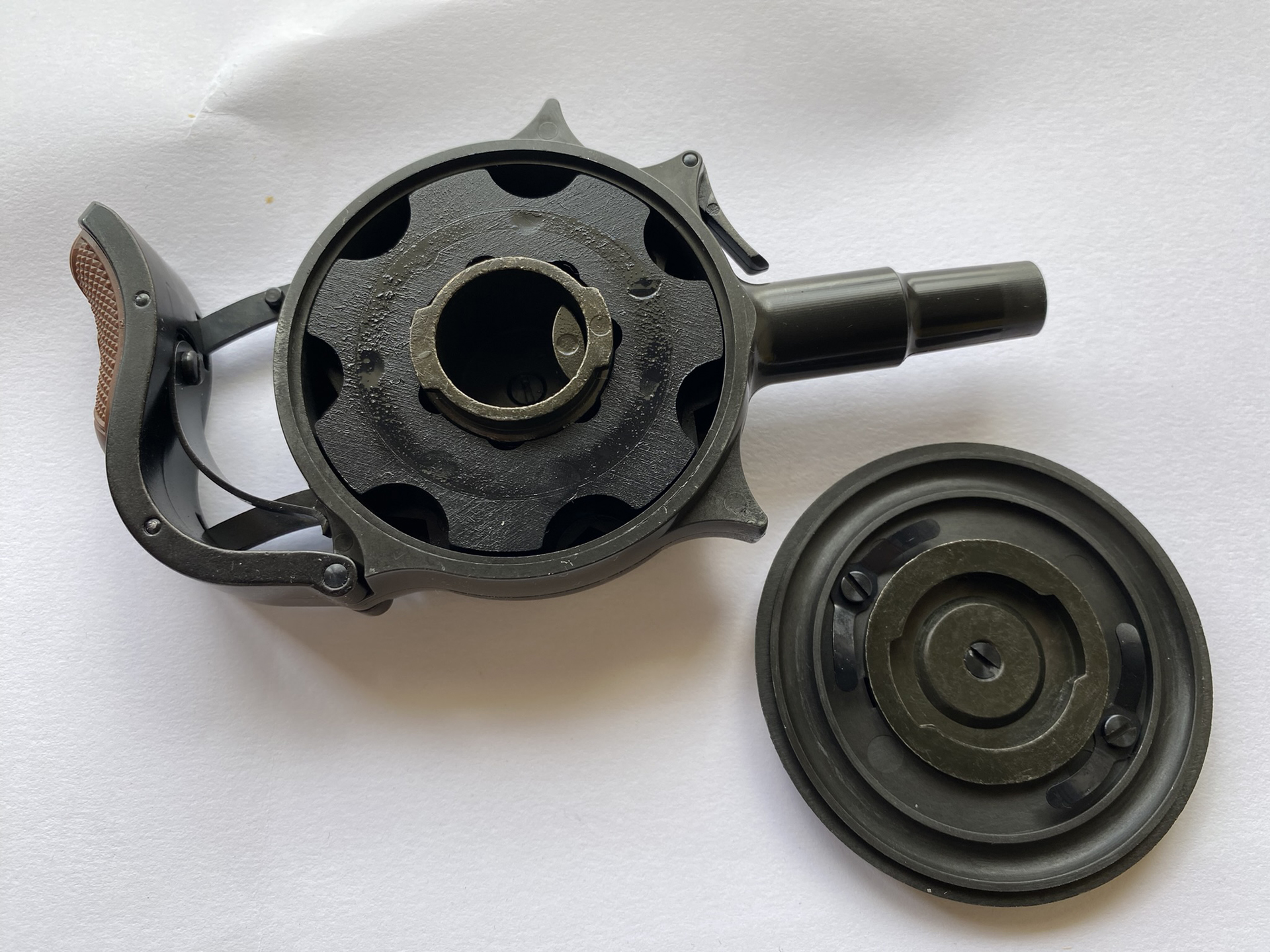 中央の蓋を外すことで7発のカートリッジが装填できる