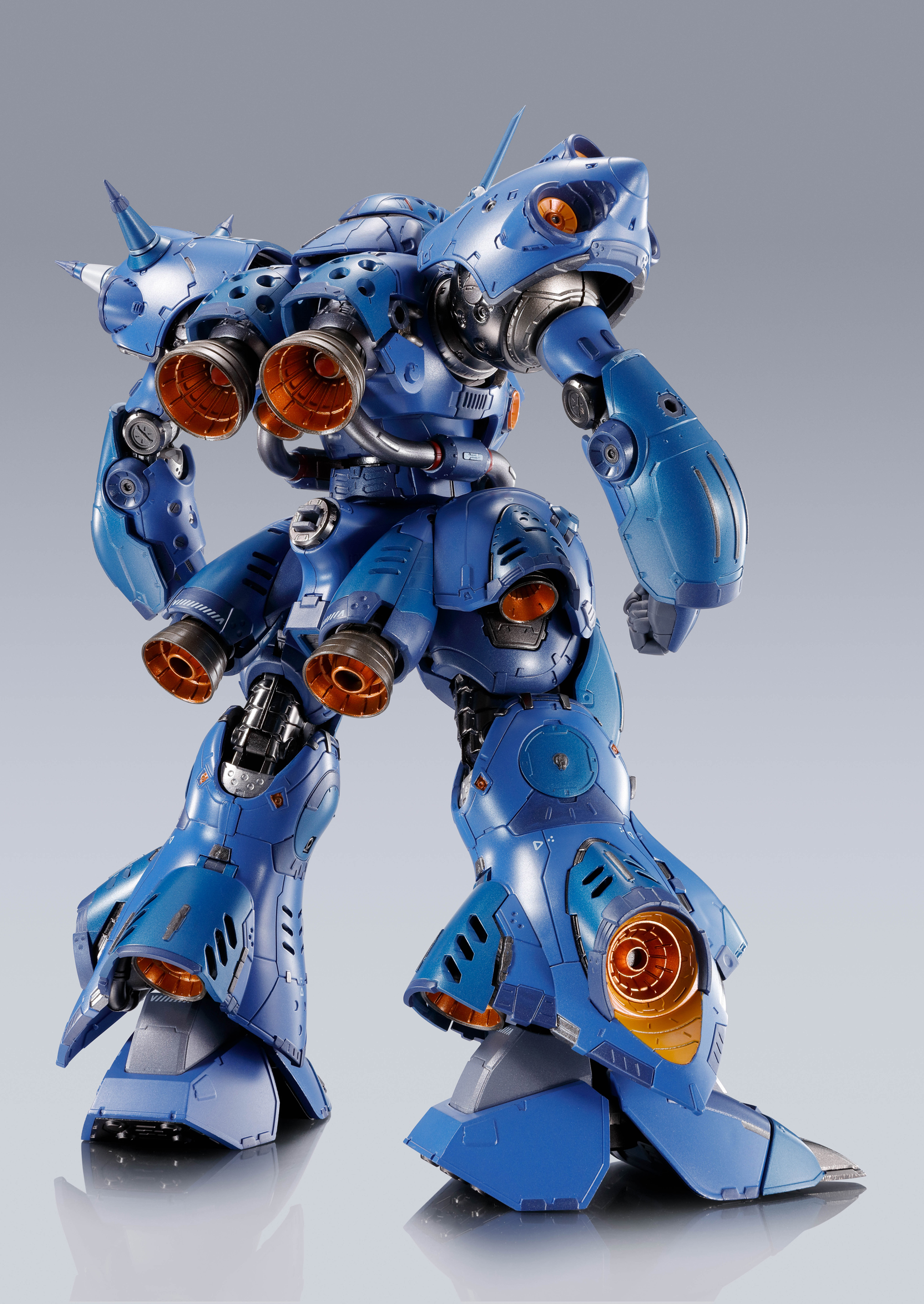 こちらはバーニアのアレンジギミックを作動させてない状態。ケンプファーのオリジナルのシルエットを意識している