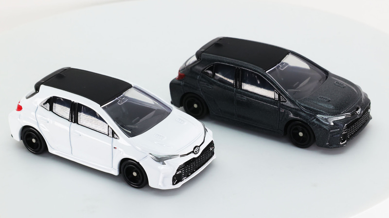 左が通常仕様（ホワイト）、右が初回特別仕様（グレーメタリック）