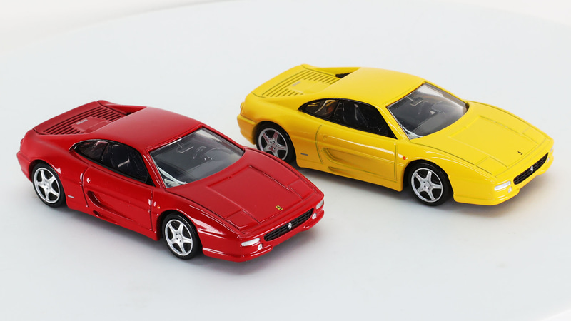 左が通常仕様（レッド）、右が発売記念仕様（イエロー）