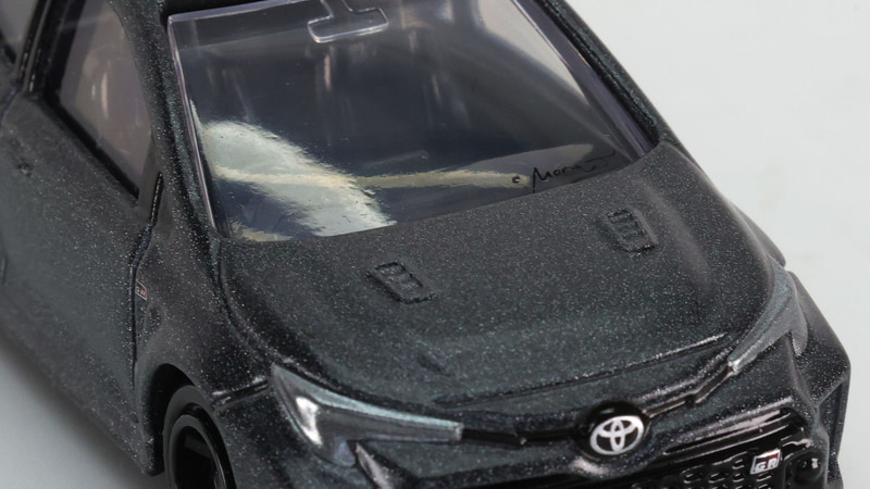 エンジンフードには排熱のためのエアアウトレットダクトがあります（共通仕様）