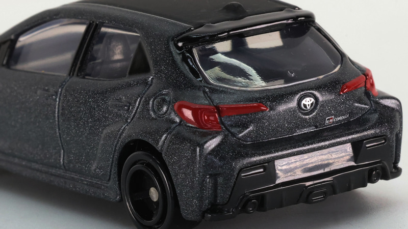 ルーフ後端にはスポイラーを装備します（共通仕様）