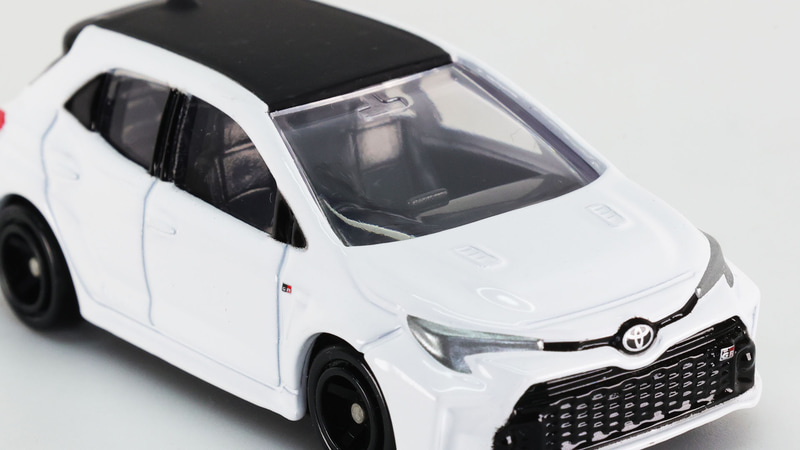 ヘッドライトはシルバー塗装で表現