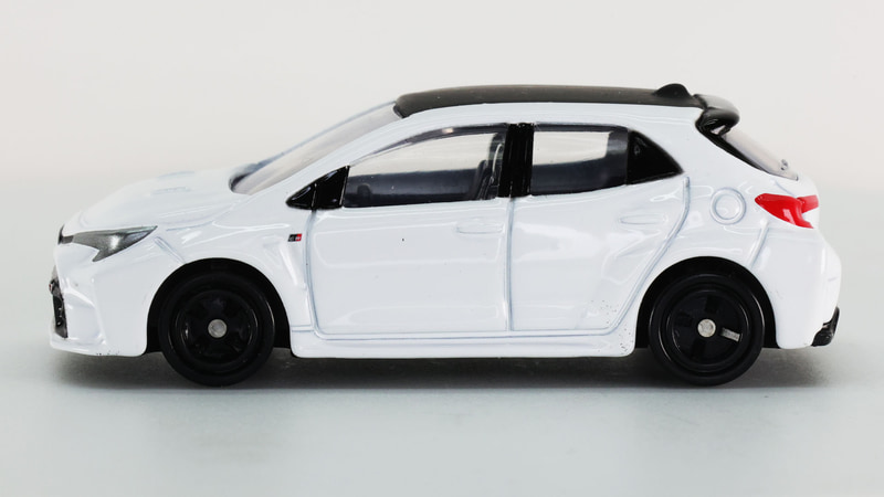 フロントフェンダー後部にもGRロゴがプリントされています