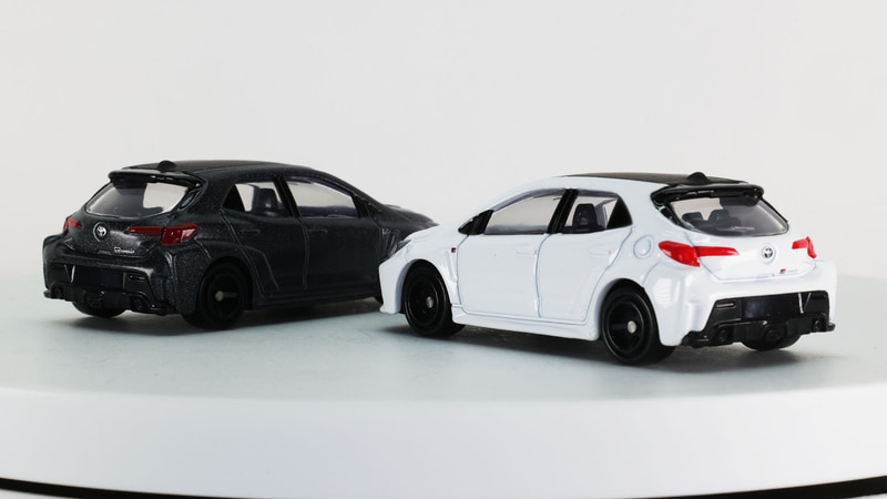 フロントにはトヨタロゴとGRロゴをプリントしています