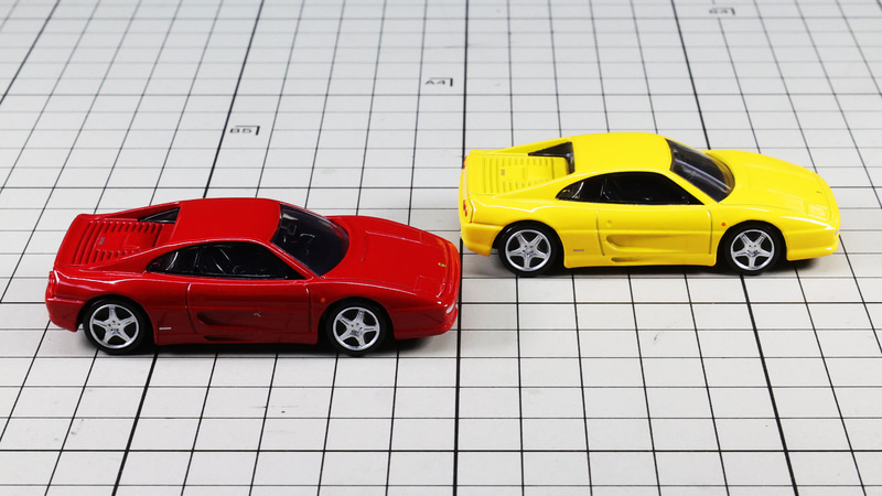 リア：水平のエンジンフードがリアミッドのエンジン搭載を示しています