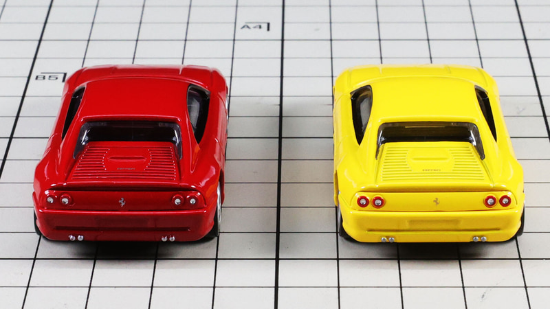 リア：水平のエンジンフードがリアミッドのエンジン搭載を示しています