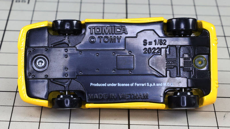 底面：リアミッドエンジンなのでフロントにそれのモールドがないことがわかります