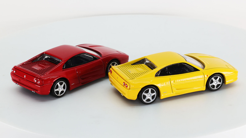 リトラクタブルライトは開きませんが、それ以外の灯火類はシルバー塗装で表現しています