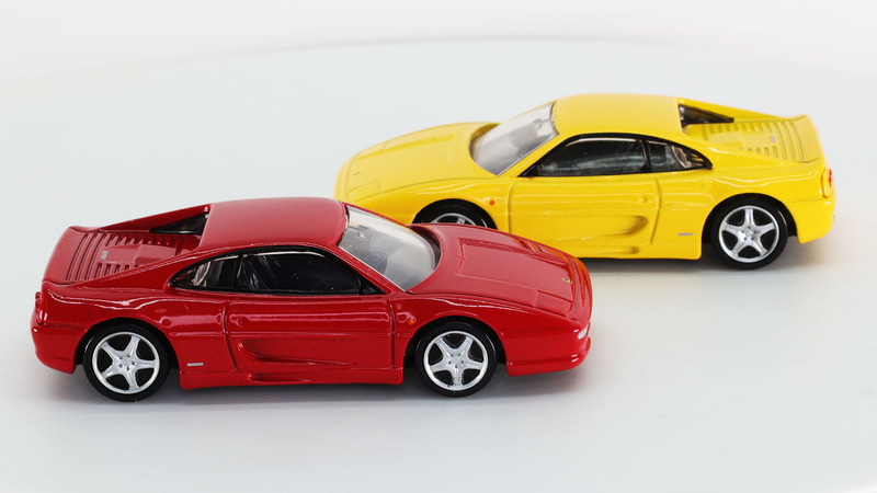 リトラクタブルライトは開きませんが、それ以外の灯火類はシルバー塗装で表現しています